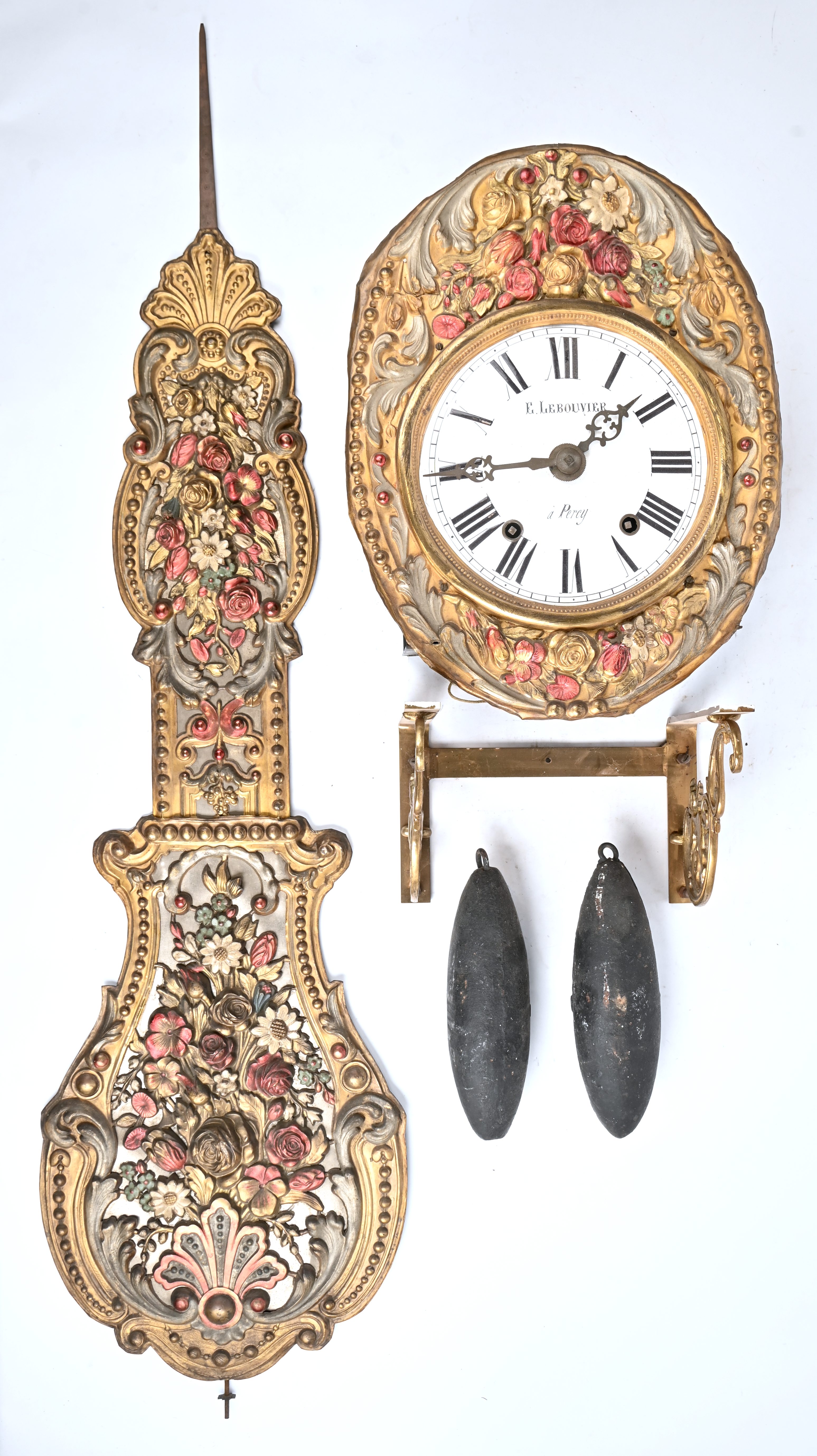Een polychrome comptoiseklok. Gemerkt op de wijzerplaat E. Lebouvier Een polychrome comptoiseklok. Gemerkt op de wijzerplaat E. Lebouvier.