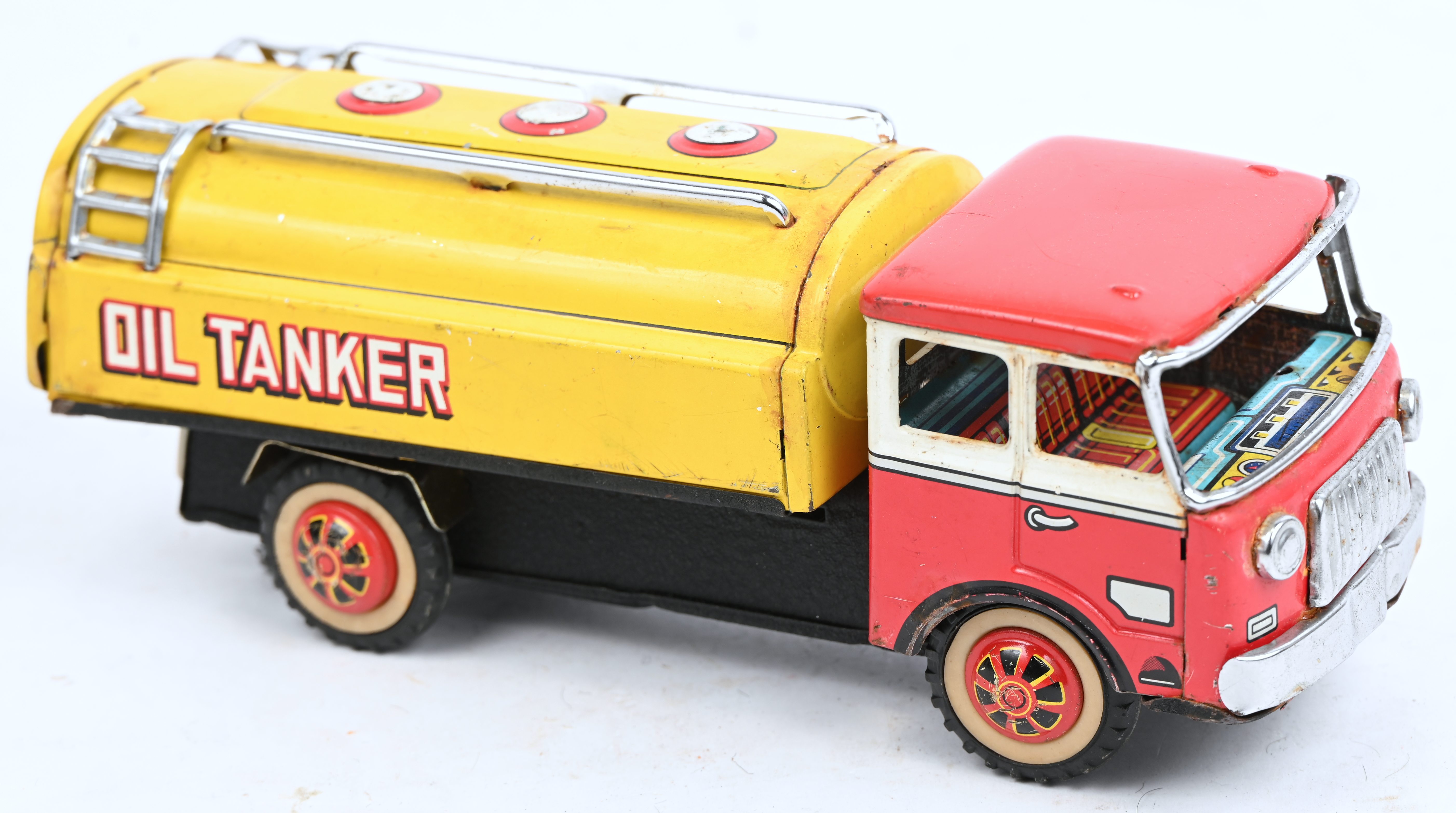 Een vintage blikken tankwagen, made in China, MF 097 Een vintage blikken tankwagen, made in China, MF 097.