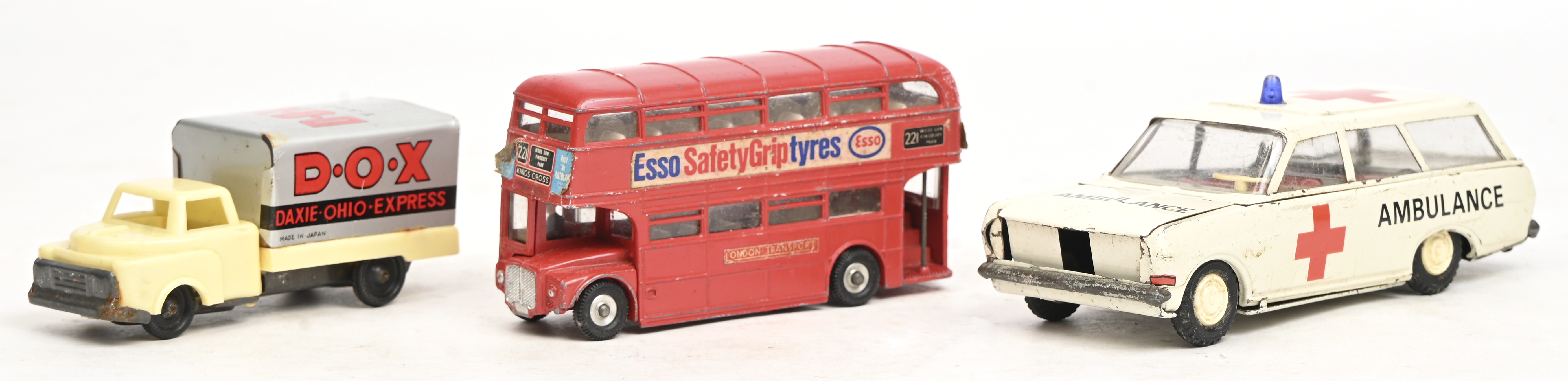Een lot van 3 vintage auto’s: diecast Dinky Toys Routemaster Bus, blikken VEB Plasticart Opel Record ambulance met frixiemotor (voorgril manco) made in DDR en een D.O.X. (Dixie Ohio Express) vrachtwagen, blik en plastic, frixiemotor, Japan, jaren 50 Een lot van 3 vintage auto’s: diecast Dinky Toys Routemaster Bus, blikken VEB Plasticart Opel Record ambulance met frixiemotor (voorgril manco) made in DDR en een D.O.X. (Dixie Ohio Express) vrachtwagen, blik en plastic, frixiemotor, Japan, jaren 50.