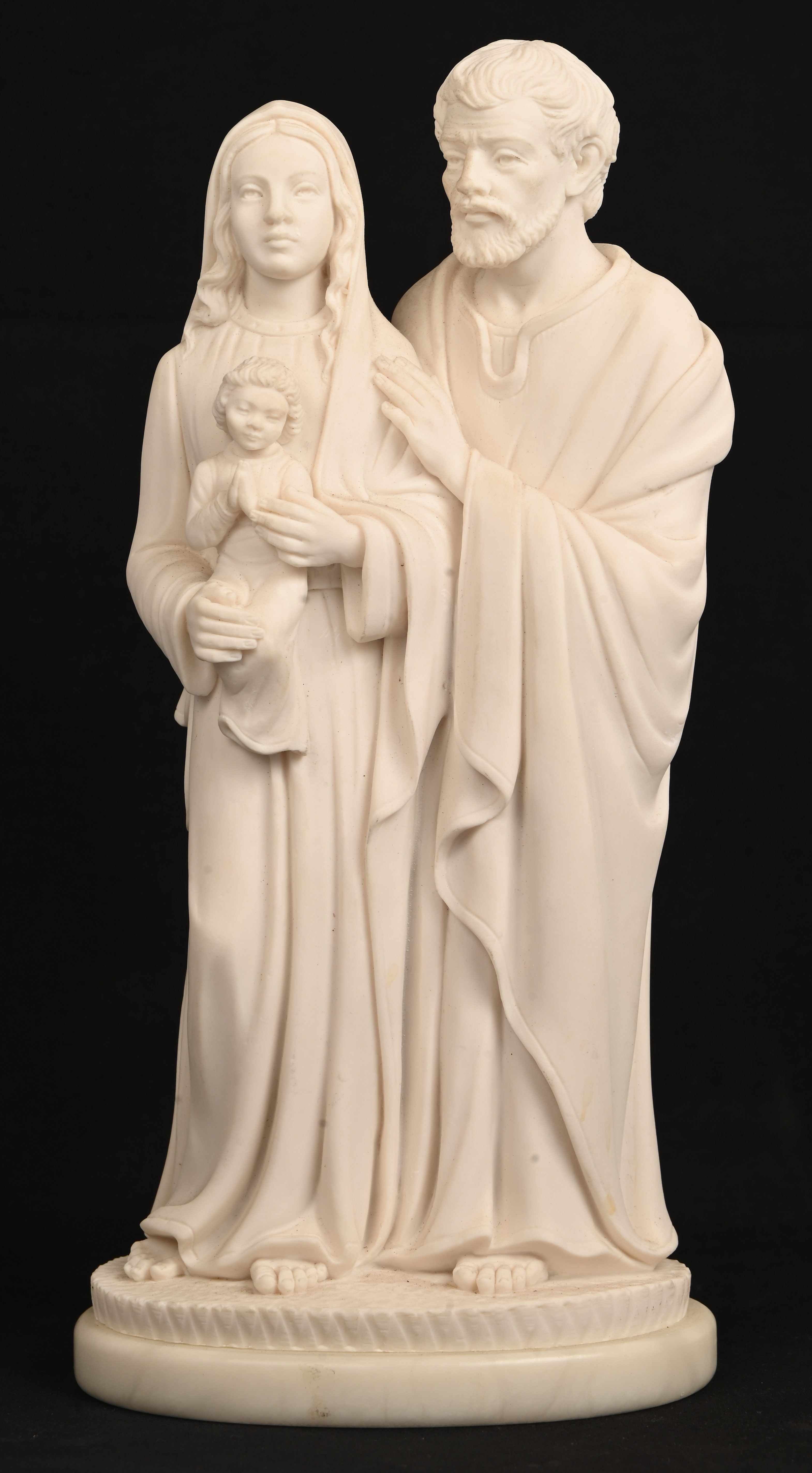 ‘De Heilige Familie’, een beeldje van composietmarmer. Gesigneerd Giannelli, 1997 ‘De Heilige Familie’, een beeldje van composietmarmer. Gesigneerd Giannelli, 1997.