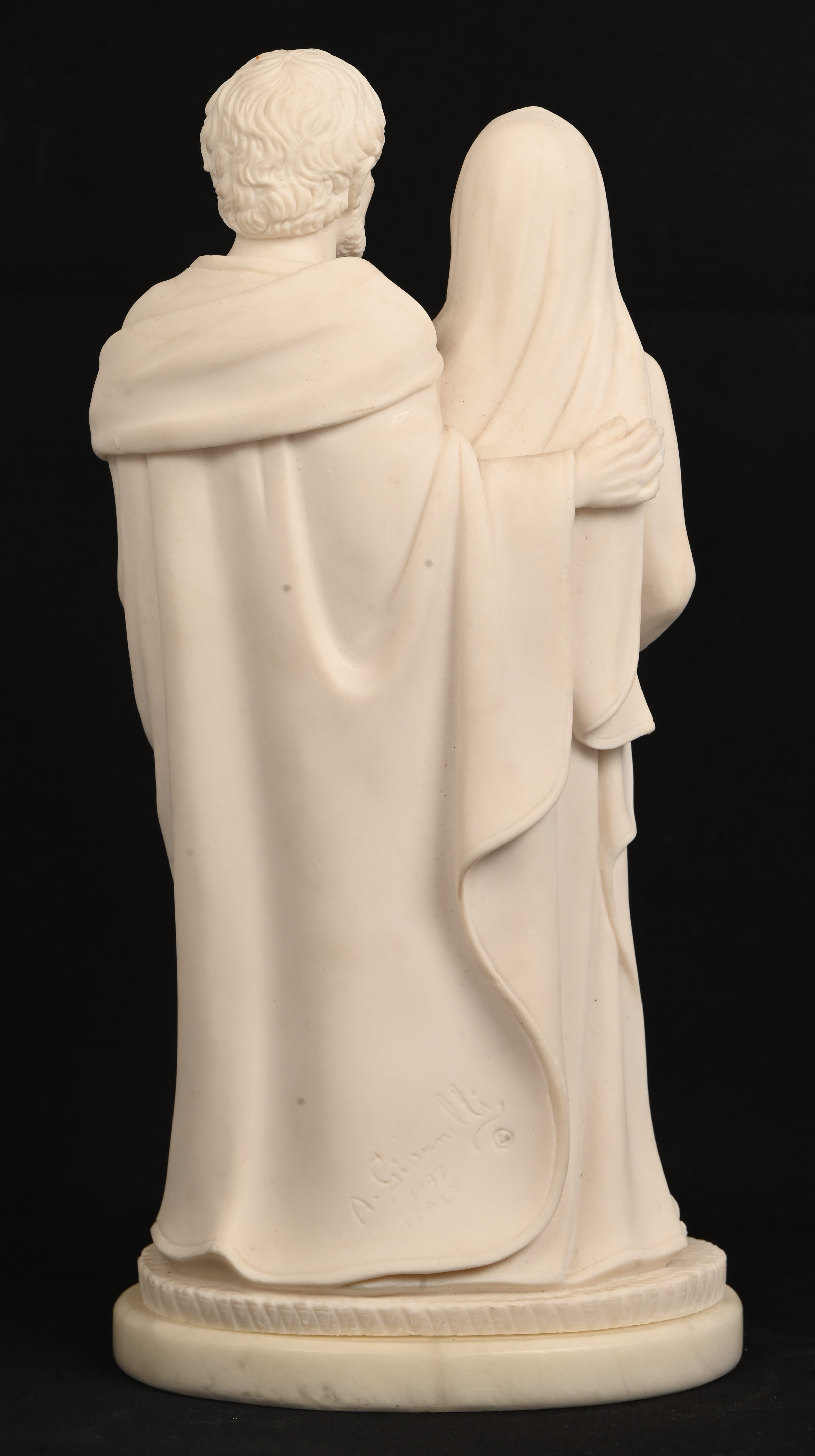 ‘De Heilige Familie’, een beeldje van composietmarmer. Gesigneerd Giannelli, 1997 ‘De Heilige Familie’, een beeldje van composietmarmer. Gesigneerd Giannelli, 1997.