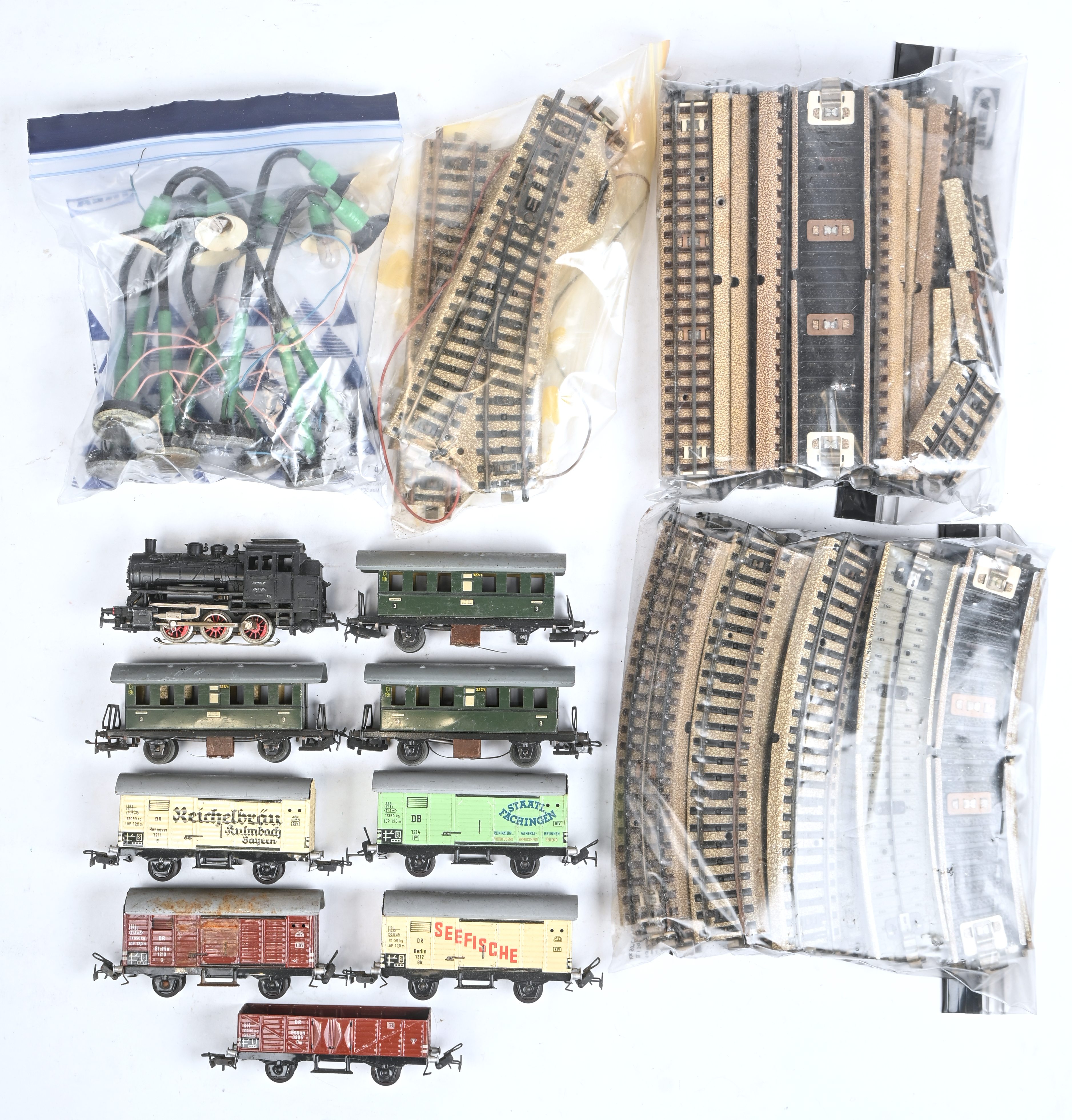 Een lot modeltreinenen en sporen, spoor HO, bestaande uit een Märklin startersset bestaande uit een stoomlocomotief en 3 personenwagons, een partij Märklin sporen, een lot verlichtingspalen en 5 Fleischmann goederenwagons uit de jaren 50 van vorige eeuw Een lot modeltreinenen en sporen, spoor HO, bestaande uit een Märklin startersset bestaande uit een stoomlocomotief en 3 personenwagons, een partij Märklin sporen, een lot verlichtingspalen en 5 Fleischmann goederenwagons uit de jaren 50 van vorige eeuw.