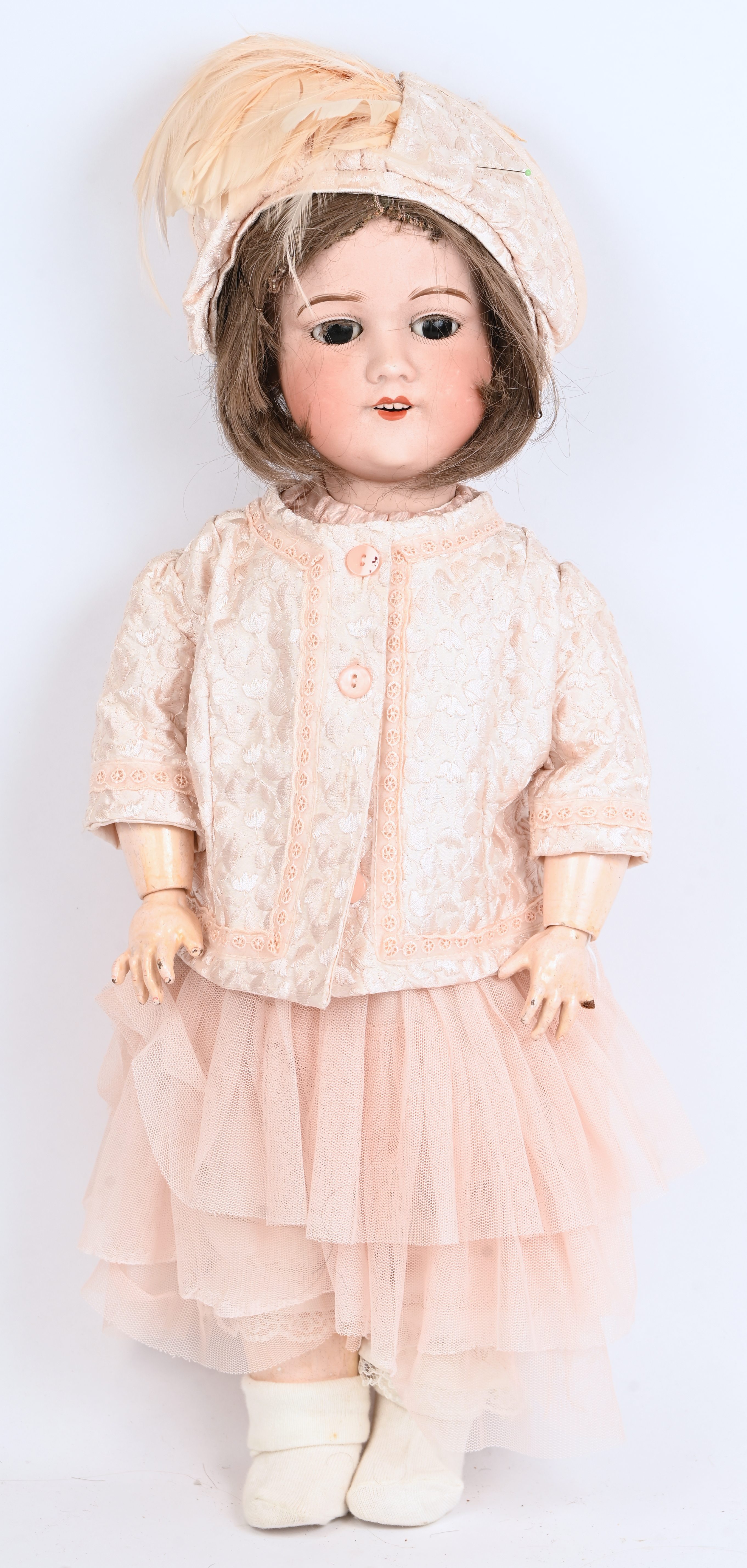 Antieke pop, vaste ogen, open mond met bovengebit, gazen kleed waarover een geborduurd jakje en muts. Gemerkt Tanagra, Perle Déposée, 10, Paris. Korte benen zonder gewrichten. Linker pink manco Antieke pop, vaste ogen, open mond met bovengebit, gazen kleed waarover een geborduurd jakje en muts. Gemerkt Tanagra, Perle Déposée, 10, Paris. Korte benen zonder gewrichten. Linker pink manco.