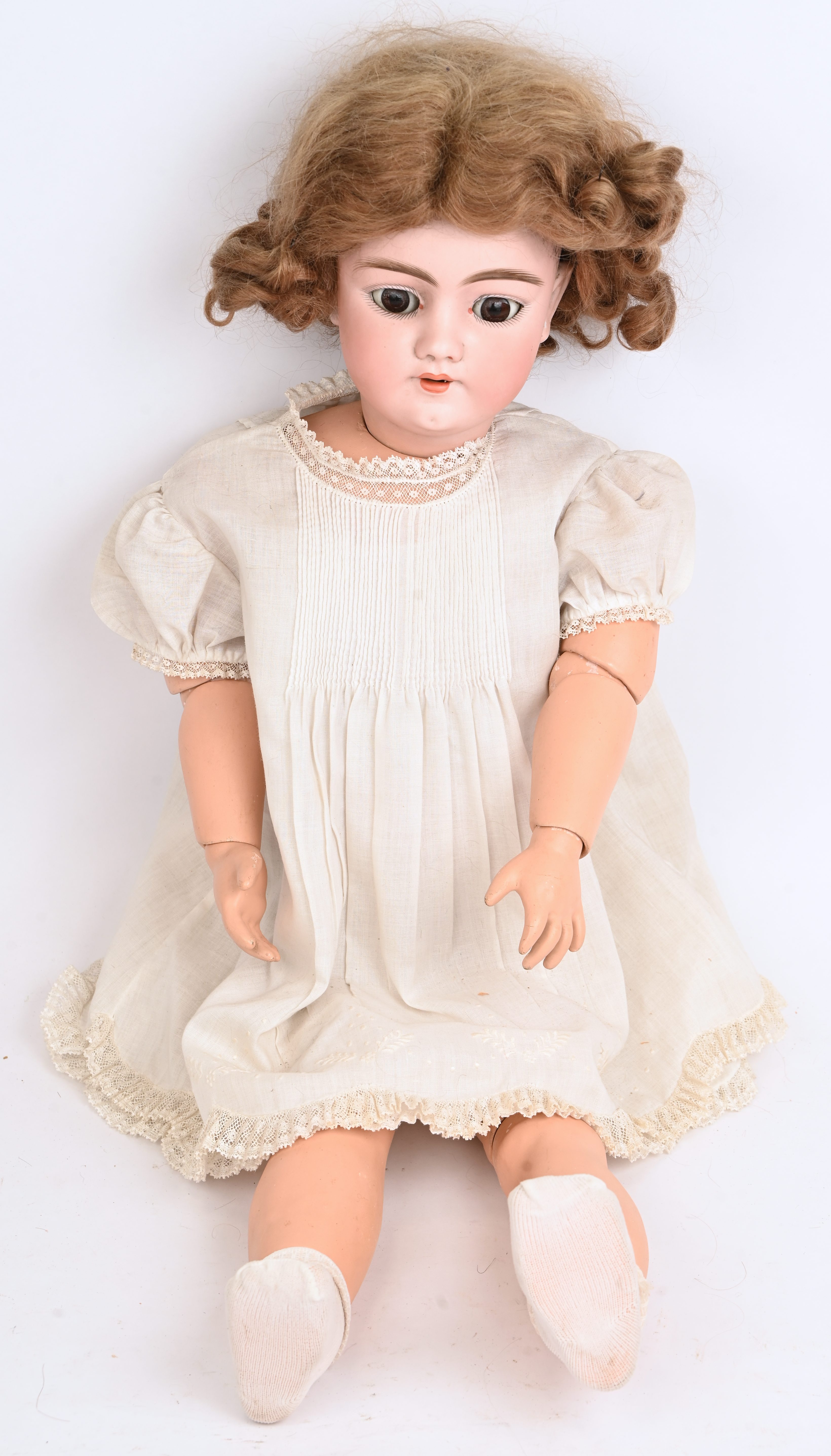 Antieke pop. Slaapogen, open mond, witte jurk met kant en wit ondergoed. Gemerkt H H/ 4 1/2/104-13. Prima staat Antieke pop. Slaapogen, open mond, witte jurk met kant en wit ondergoed. Gemerkt H H/ 4 1/2/104-13. Prima staat.