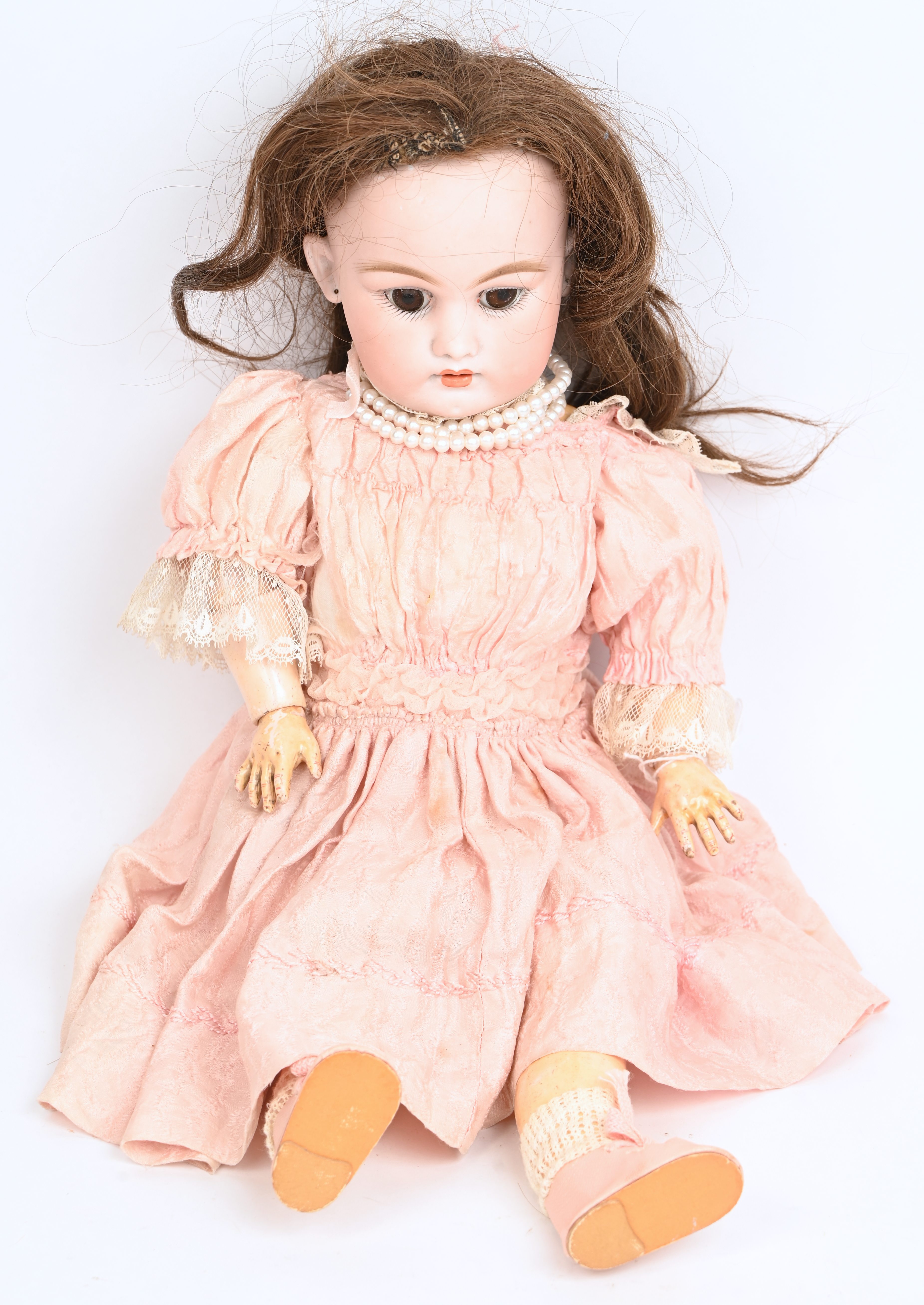 Antieke pop. Slaapogen, open mond met boventanden. Gekleed in roze jurk en dito muts met kant. Gemerkt SH 1079 DEP 742. Prima staat Antieke pop. Slaapogen, open mond met boventanden. Gekleed in roze jurk en dito muts met kant. Gemerkt SH 1079 DEP 742. Prima staat.