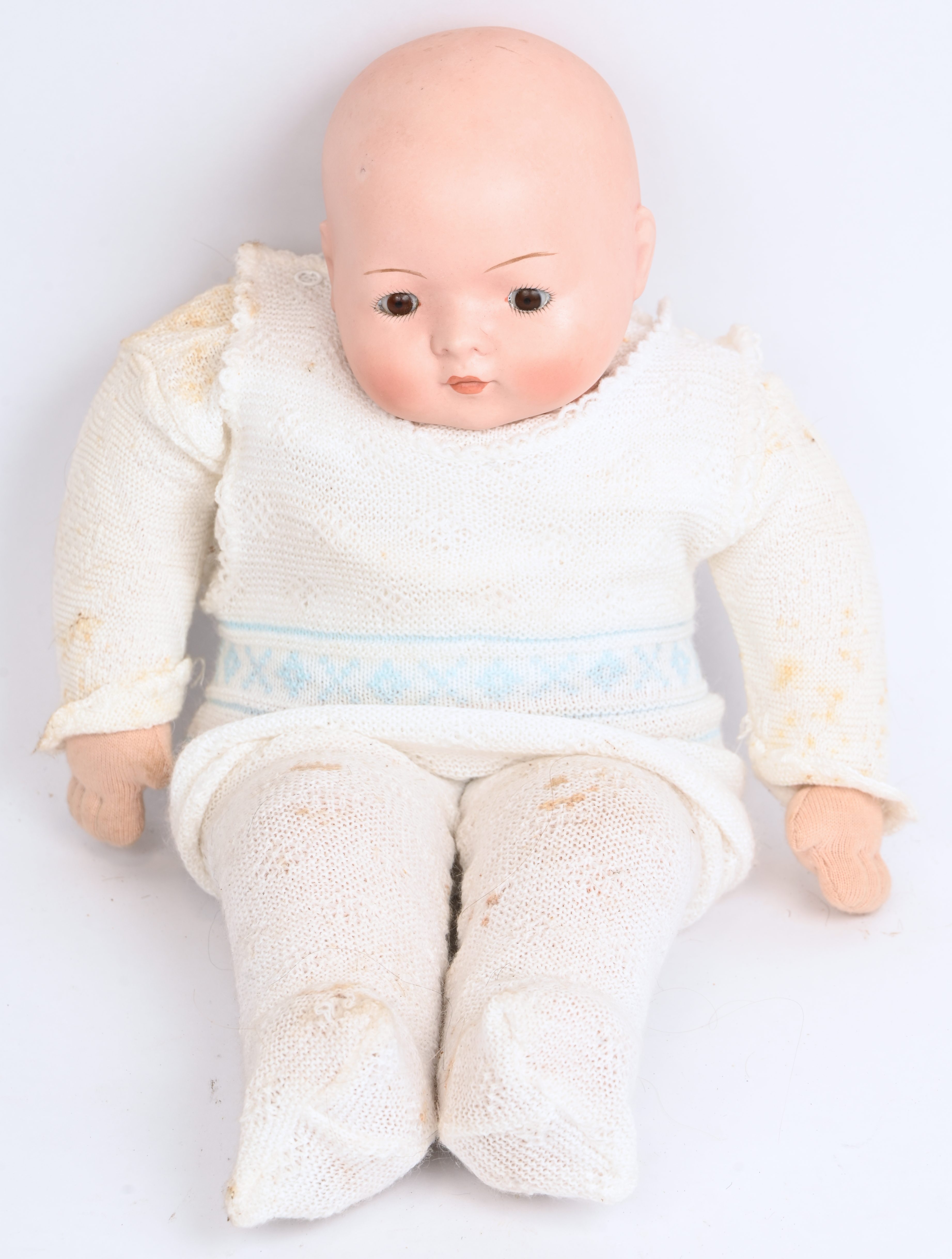 Antieke pop. Vaste ogen, gesloten mond, geschilderd haar. Stoffen lichaam en ledematen. Wollen broek en truitje. Gemerkt Germany 4 P138A Antieke pop. Vaste ogen, gesloten mond, geschilderd haar. Stoffen lichaam en ledematen. Wollen broek en truitje. Gemerkt Germany 4 P138A. Prima staat,