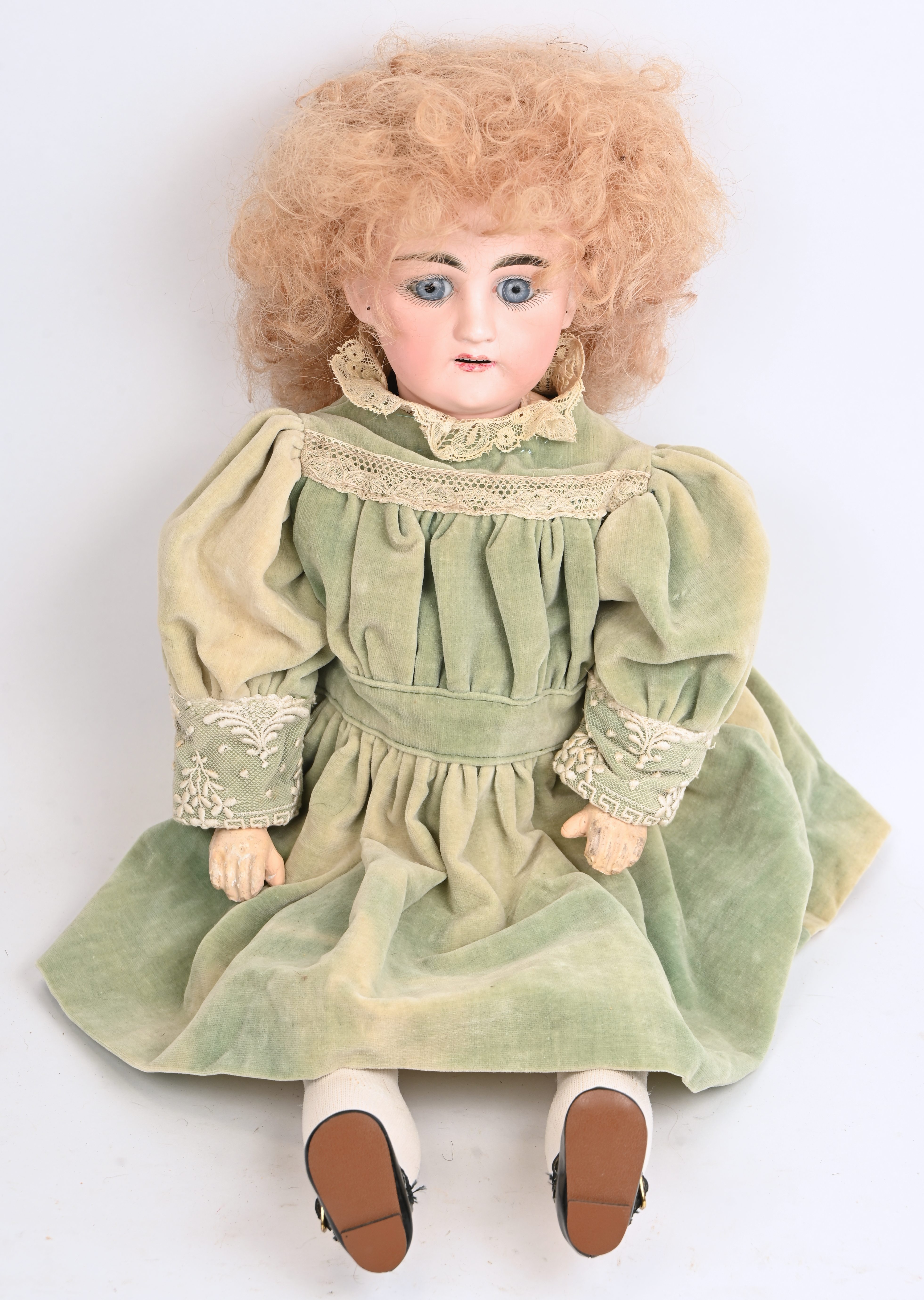 Antieke pop. Vaste ogen, open mond met boventandjes, gaatjes voor oorbellen. Hoogblond krulhaar. Groene fluwelen jurk. Gemerkt 8 1/2. Prima staat Antieke pop. Vaste ogen, open mond met boventandjes, gaatjes voor oorbellen. Hoogblond krulhaar. Groene fluwelen jurk. Gemerkt 8 1/2. Prima staat.