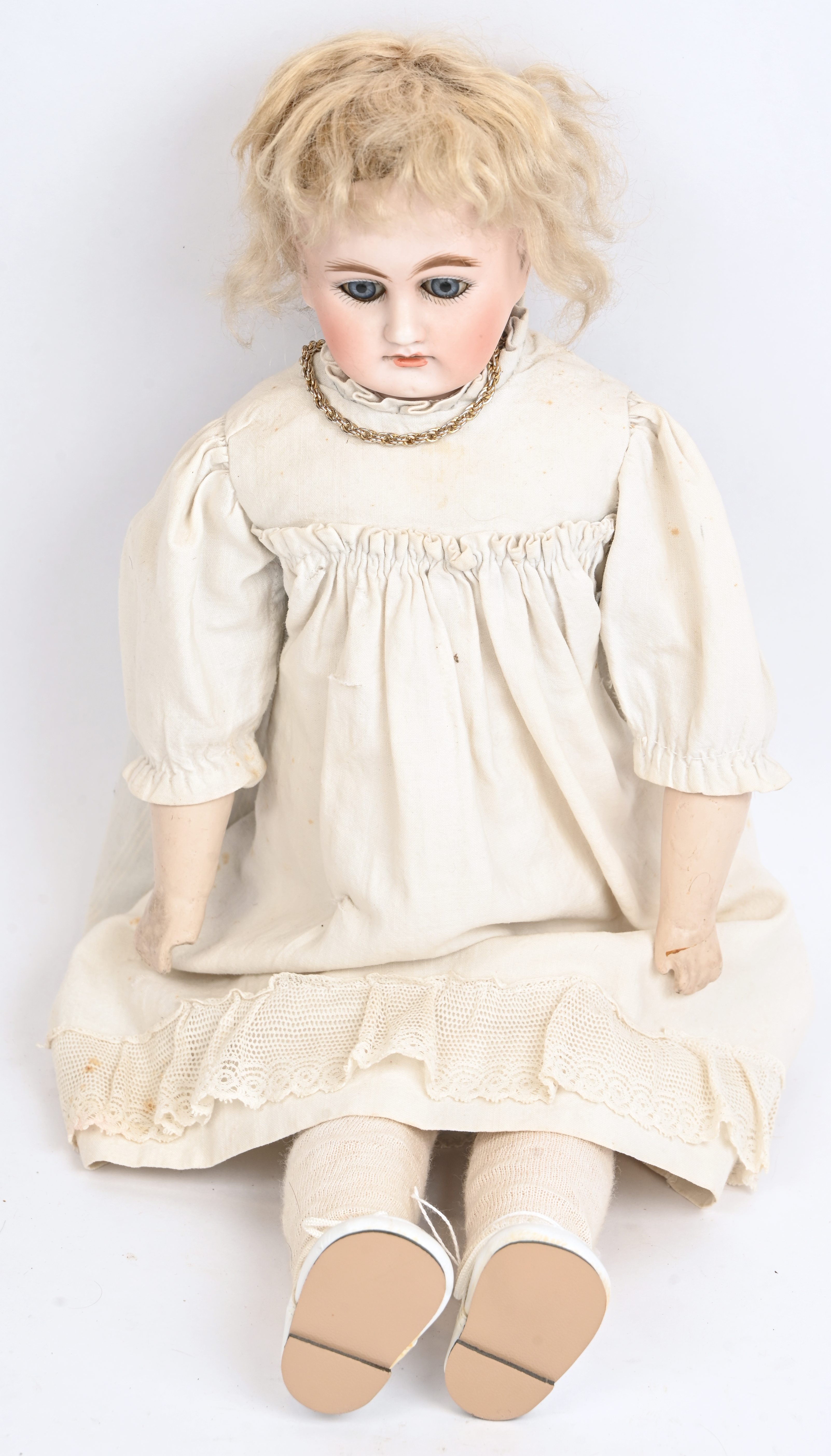 Antieke pop. Slaapogen, open mond. Witte jurk met kant. Wit ondergoed met kant. Enkel genummerd 3097. Prima staat Antieke pop. Slaapogen, open mond. Witte jurk met kant. Wit ondergoed met kant. Enkel genummerd 3097. Prima staat.
