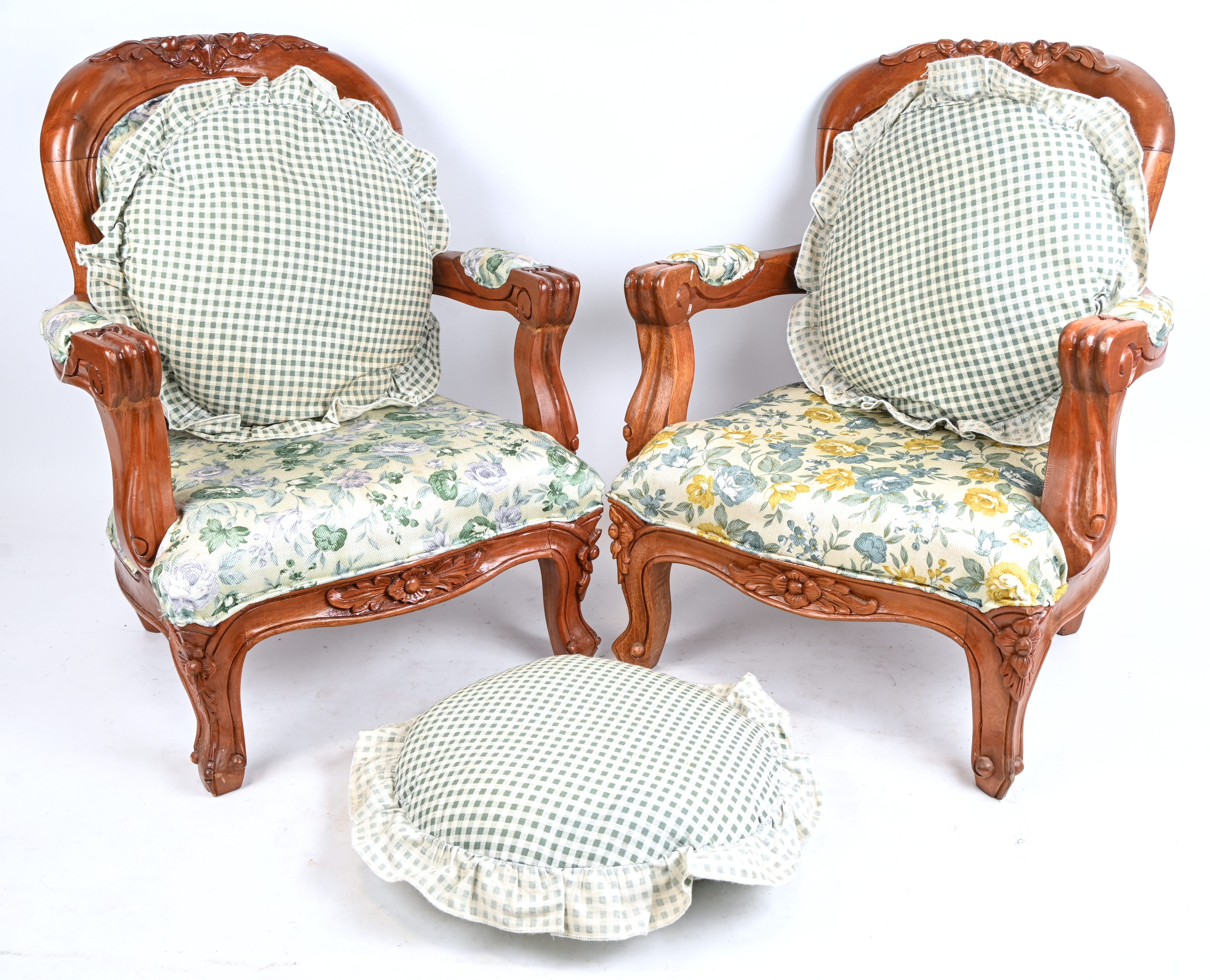 Twee houten mini stoeltjes Lodewijk XV stijl, bekleed met groene bloemenstof. We voegen er drie geruite kussentjes aan toe Twee houten mini stoeltjes Lodewijk XV stijl, bekleed met groene bloemenstof. We voegen er drie geruite kussentjes aan toe. Ø 28 cm