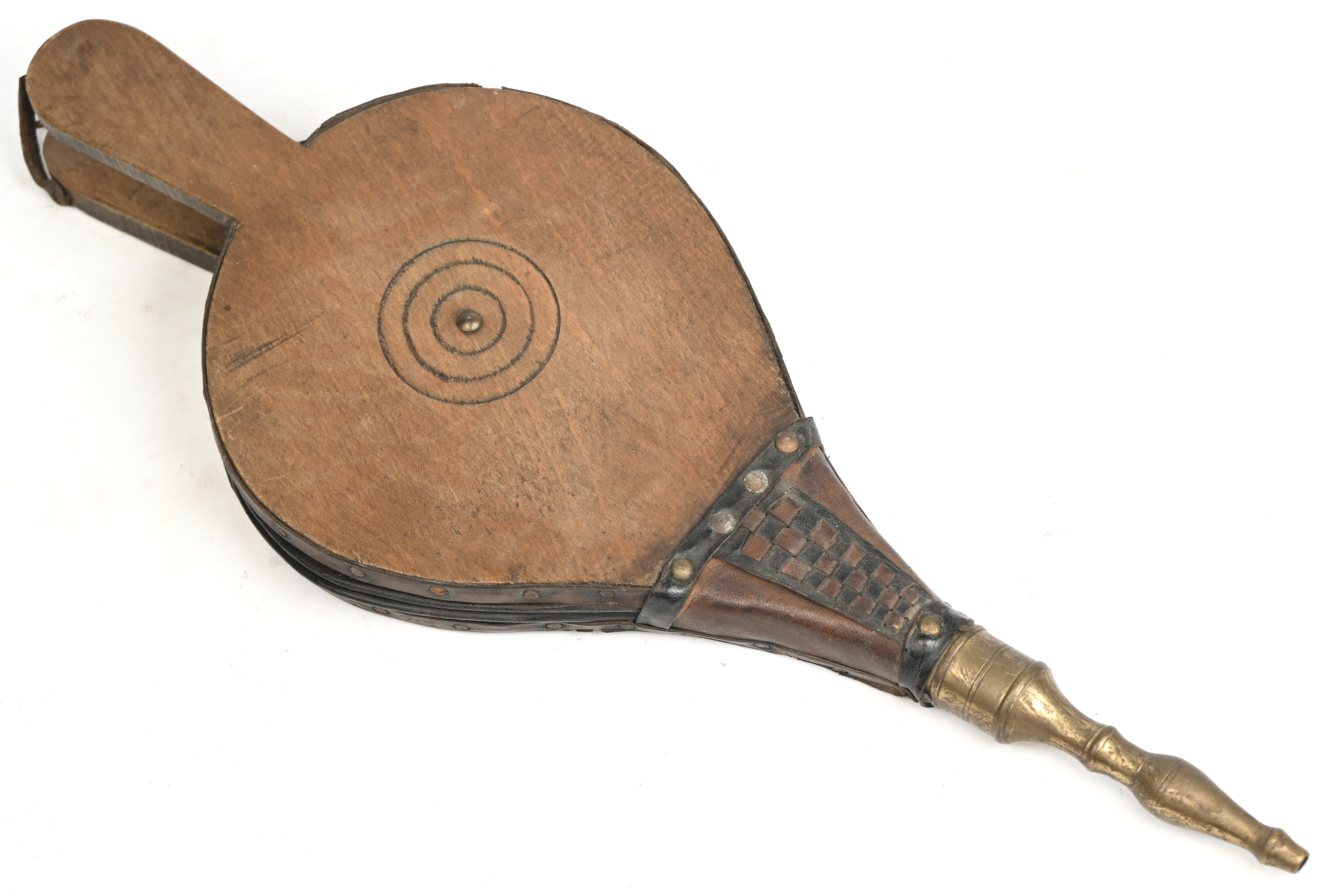 Een kleine oude blaasbalg, hout, koper en leder Een kleine oude blaasbalg, hout, koper en leder.