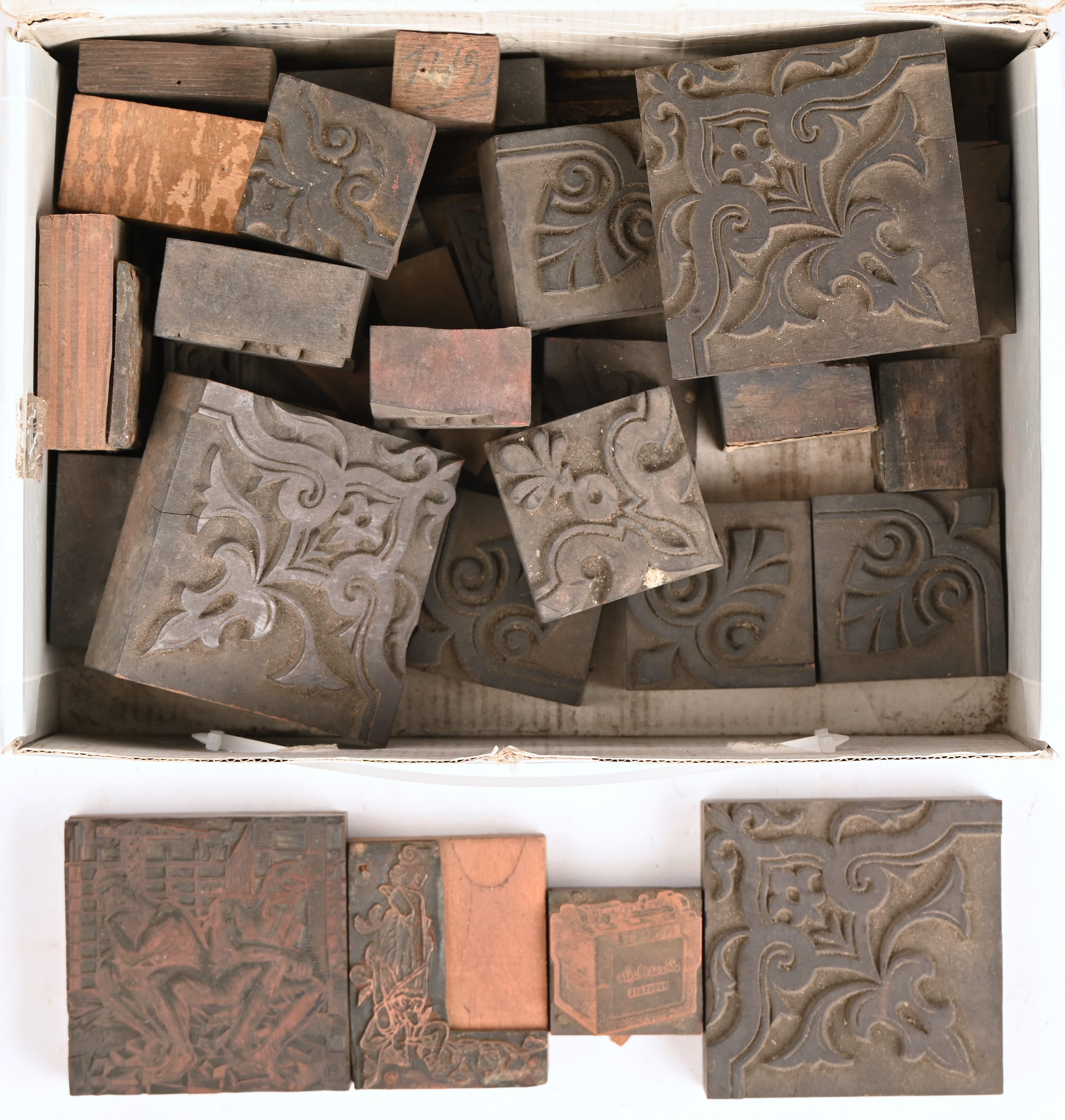 Een lot oude ornamentele drukblokken alsook enkele sierletters. Toegevoegd een ex-libris door Gerard Goudaen Een lot oude ornamentele drukblokken alsook enkele sierletters. Toegevoegd een ex-libris door Gerard Goudaen.