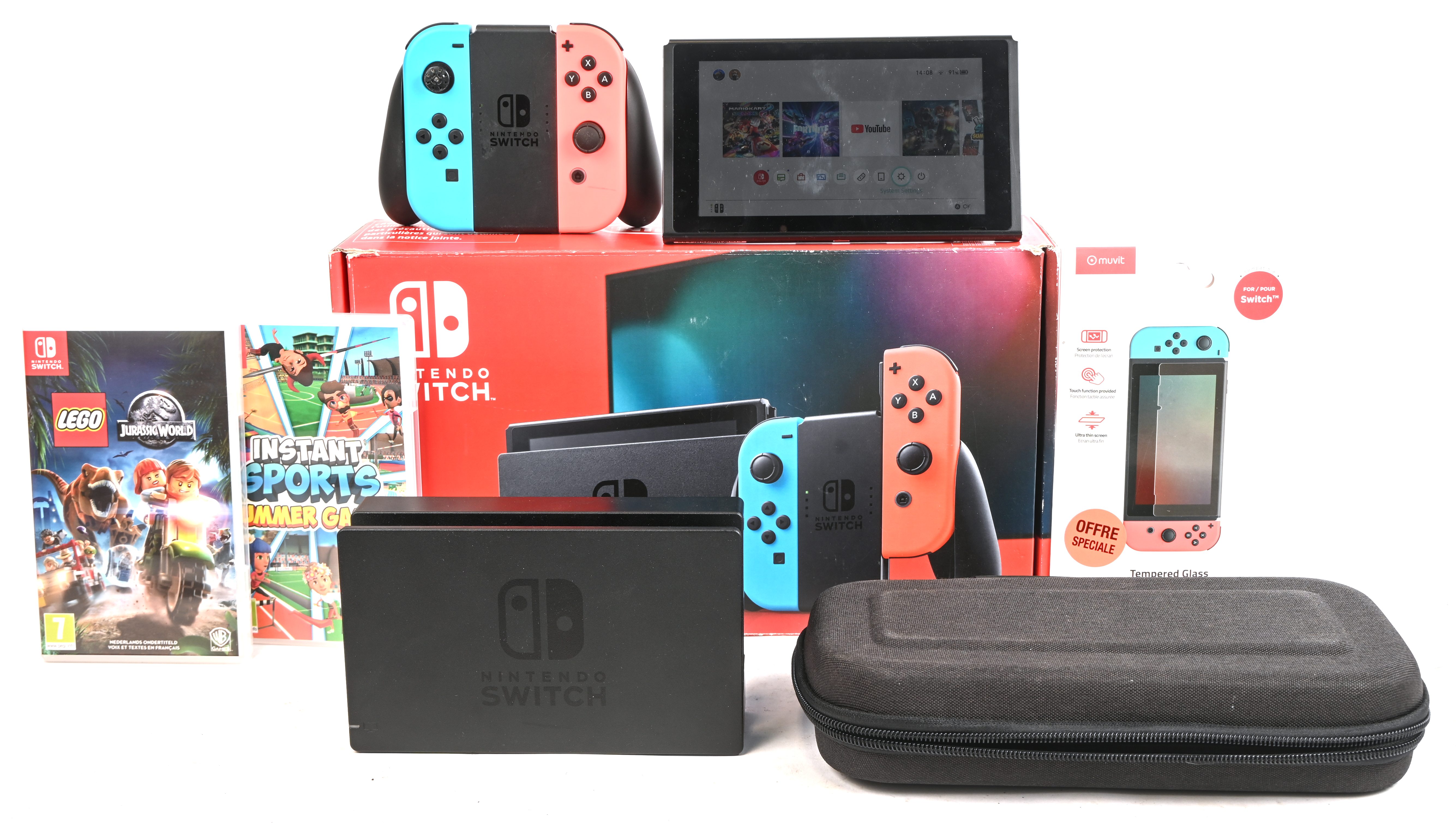 Nintendo SWITCH, spelconsole met twee spellen. ‘Lego Jurassic world’ en Instant Sports’. Met laadstation en etui, in OVP. Eén van de controllers mist een rubber dopje Nintendo SWITCH, spelconsole met twee spellen. ‘Lego Jurassic world’ en Instant Sports’. Met laadstation en etui, in OVP. Eén van de controllers mist een rubber dopje.