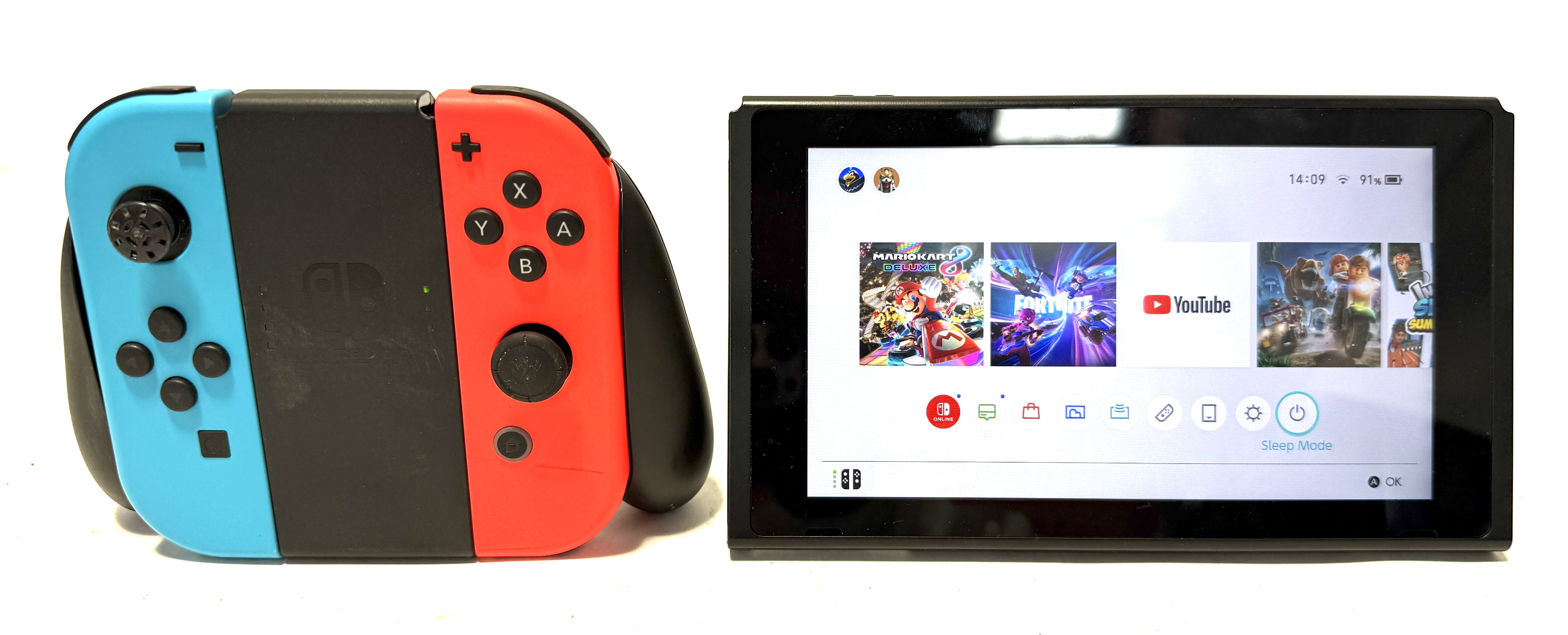 Nintendo SWITCH, spelconsole met twee spellen. ‘Lego Jurassic world’ en Instant Sports’. Met laadstation en etui, in OVP. Eén van de controllers mist een rubber dopje Nintendo SWITCH, spelconsole met twee spellen. ‘Lego Jurassic world’ en Instant Sports’. Met laadstation en etui, in OVP. Eén van de controllers mist een rubber dopje.