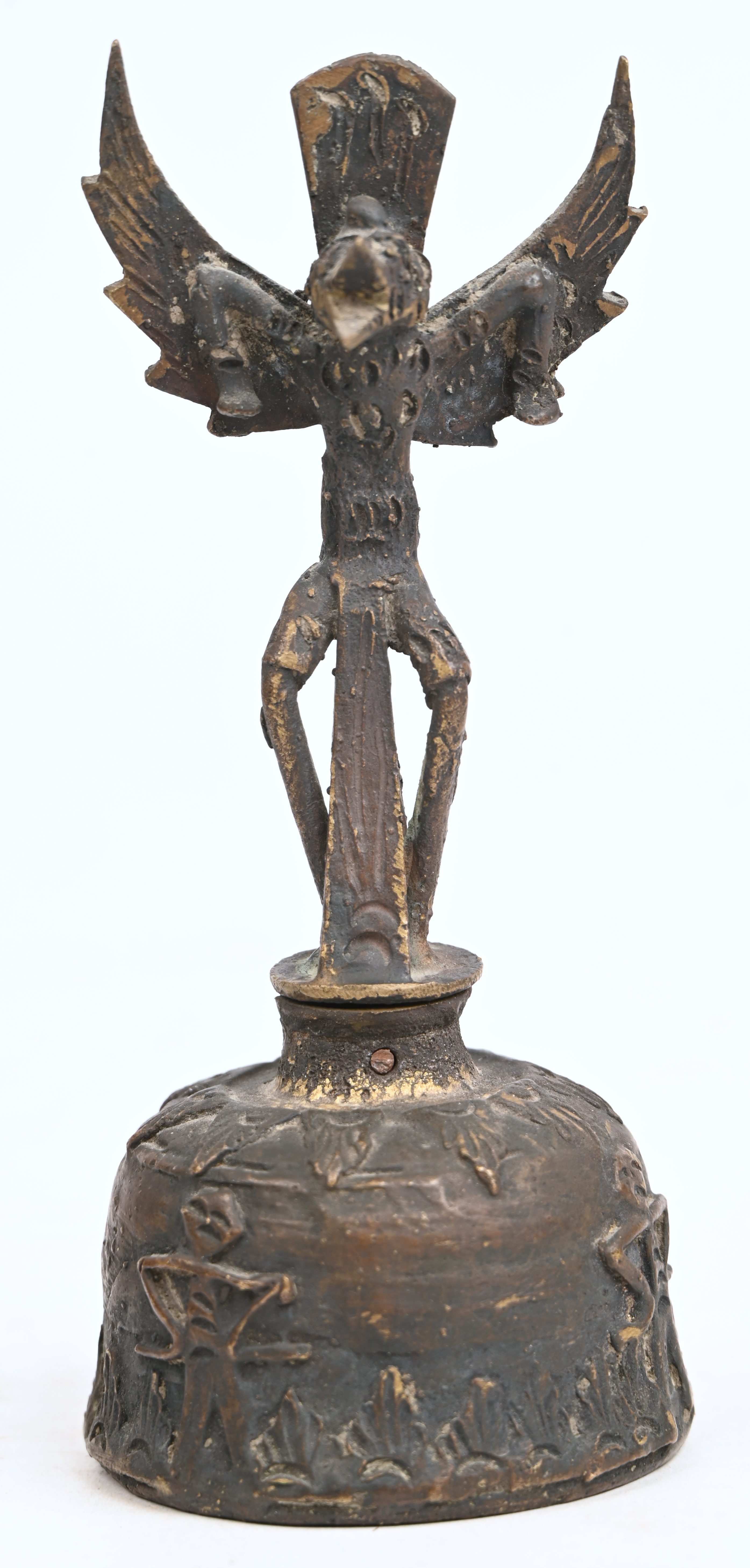 Twee etnische objecten, een bronzen belletje en een baton Twee etnische objecten, een bronzen belletje en een baton.