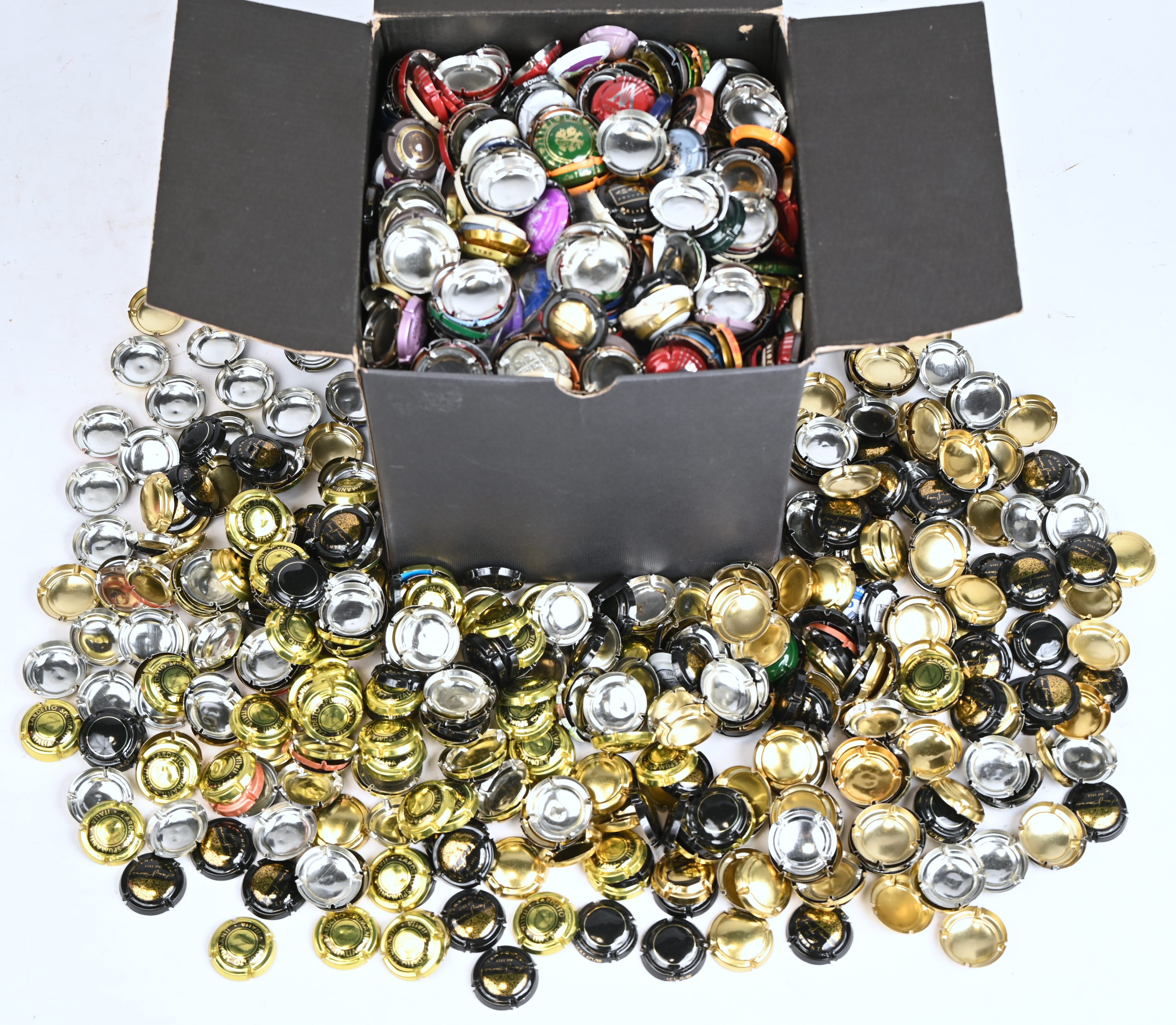 Een groot lot champagne schildjes/capsules, verdeeld in 3 dozen Een groot lot champagne schildjes/capsules, verdeeld in 3 dozen.