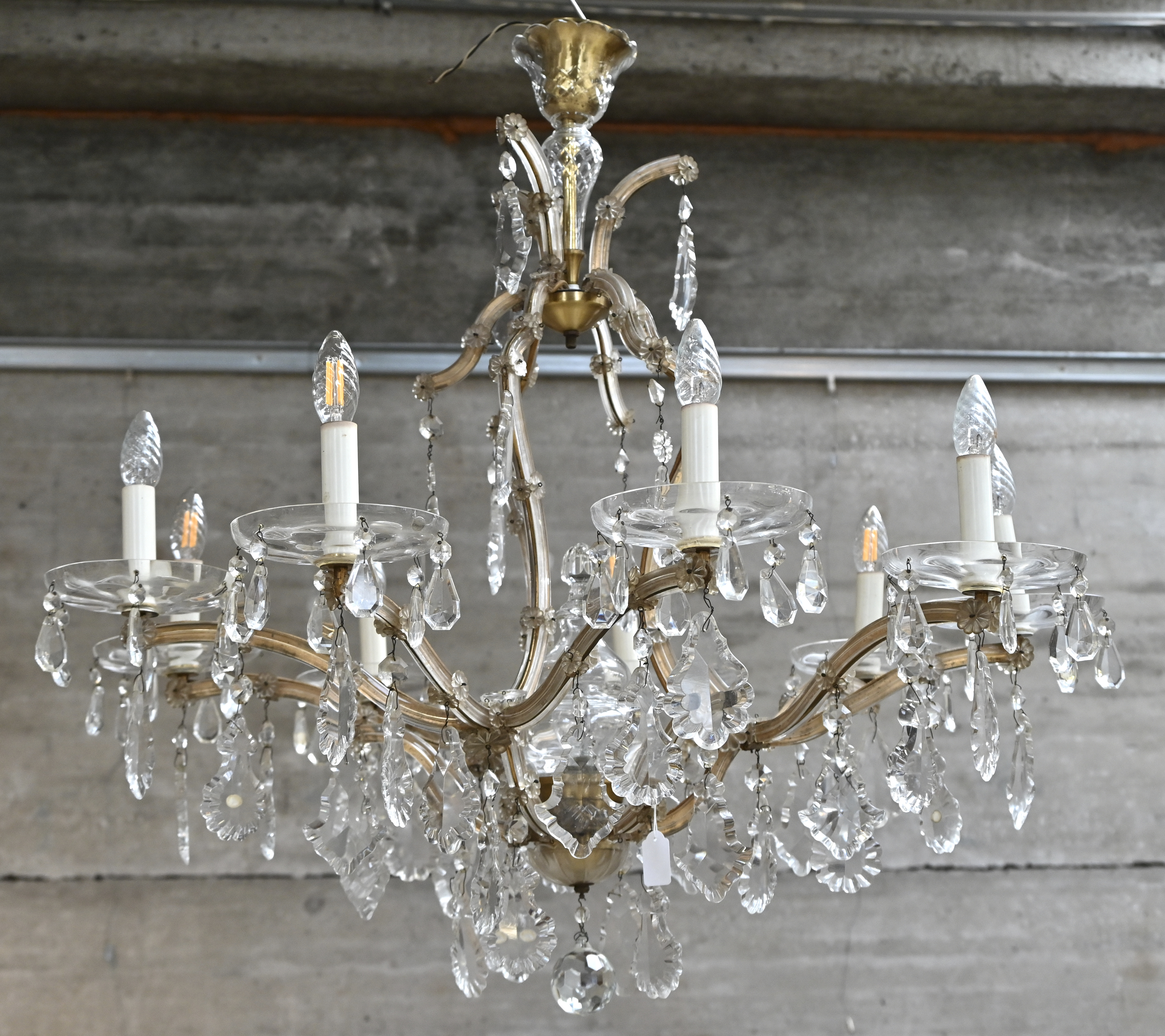 Een grote kristallen ‘Marie-Thérèse’ luchter met 10 lichtpunten Een grote kristallen ‘Marie-Thérèse’ luchter met 10 lichtpunten.