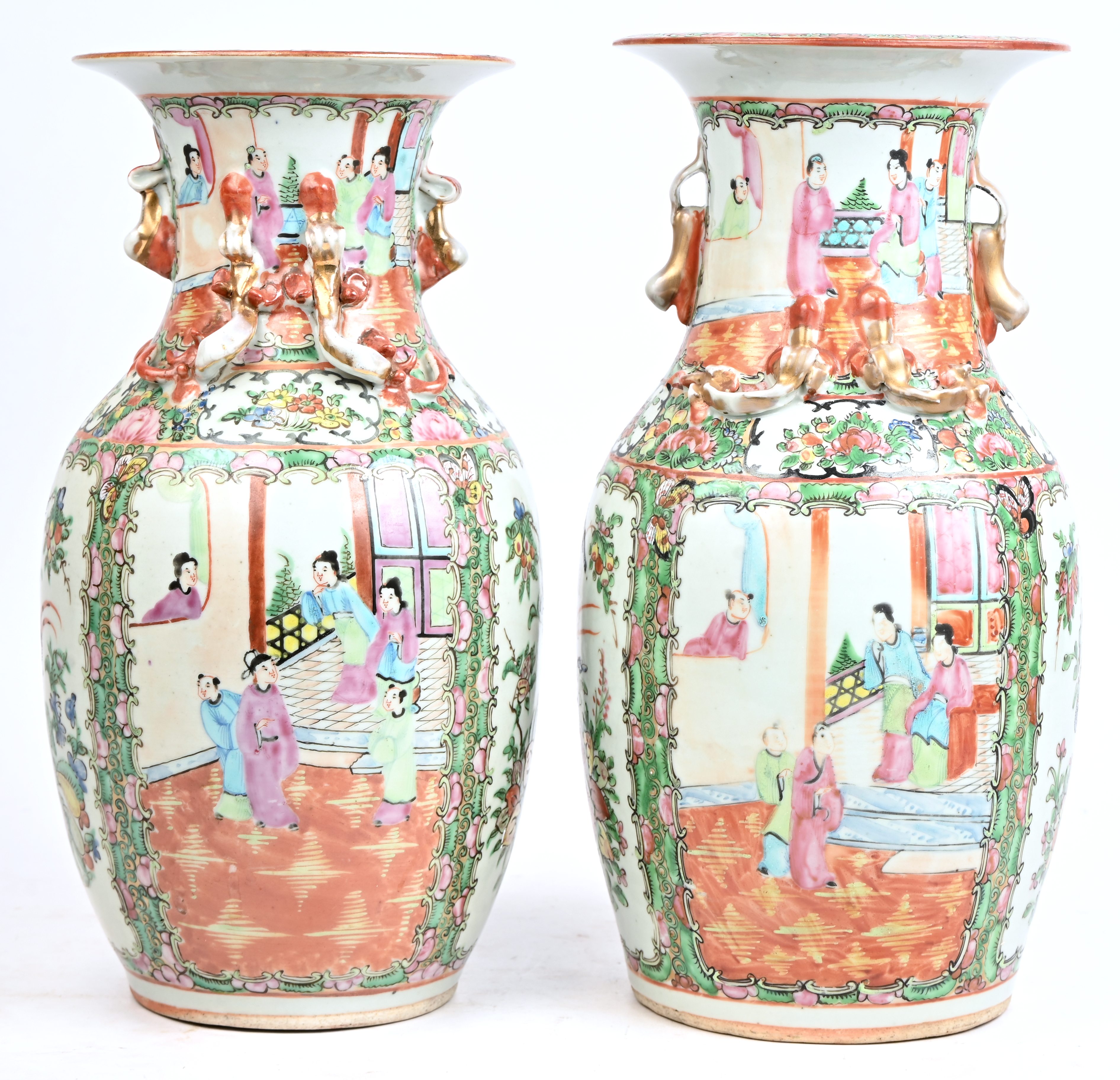 Twee vazen van meerkleurig Imari porselein, famile rose Twee vazen van meerkleurig Imari porselein, famile rose.