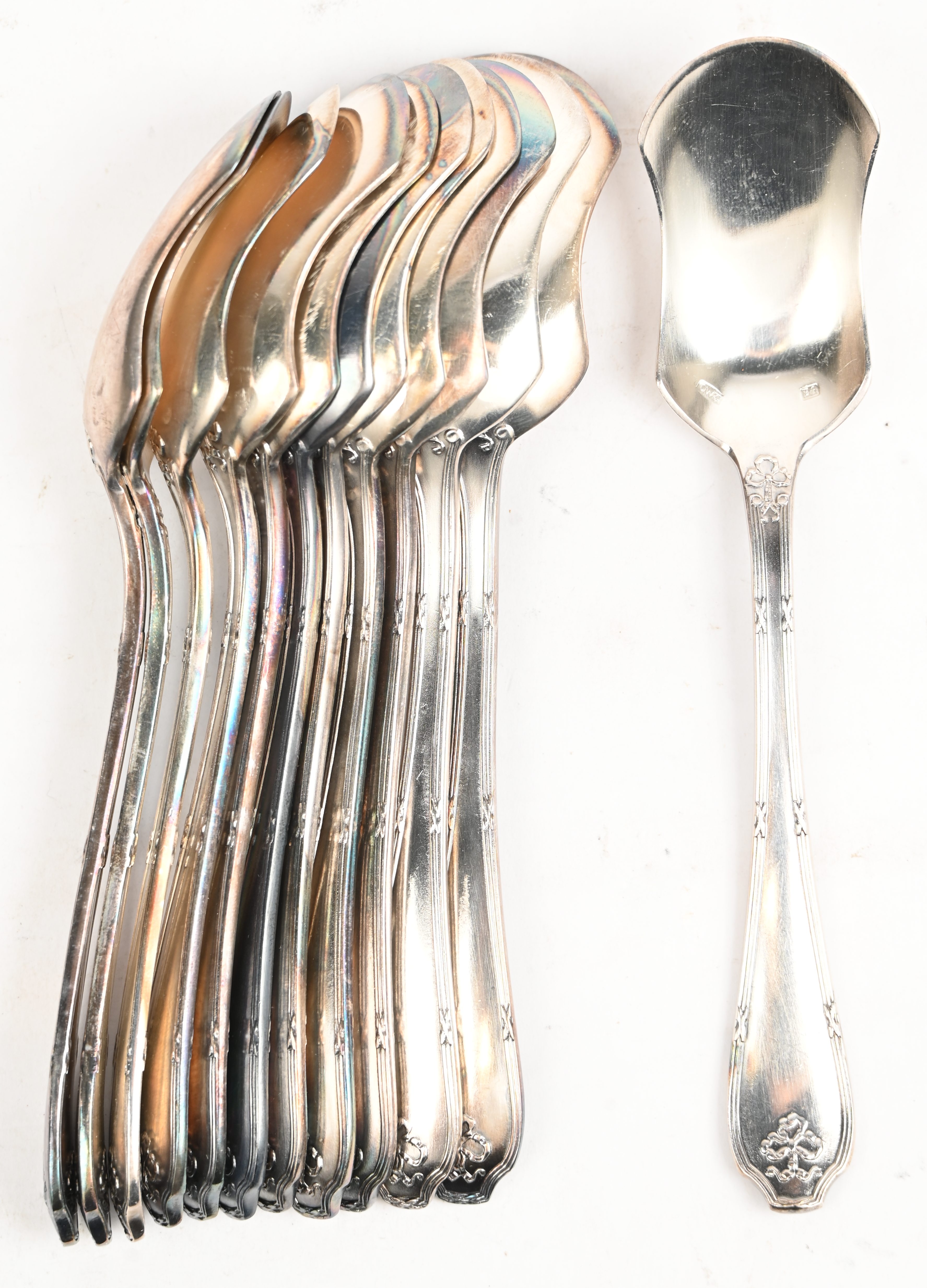 Een set van 12 verzilverd metalen ijslepels, gemerkt OW (Wiskemann) Een set van 12 verzilverd metalen ijslepels, gemerkt OW (Wiskemann).