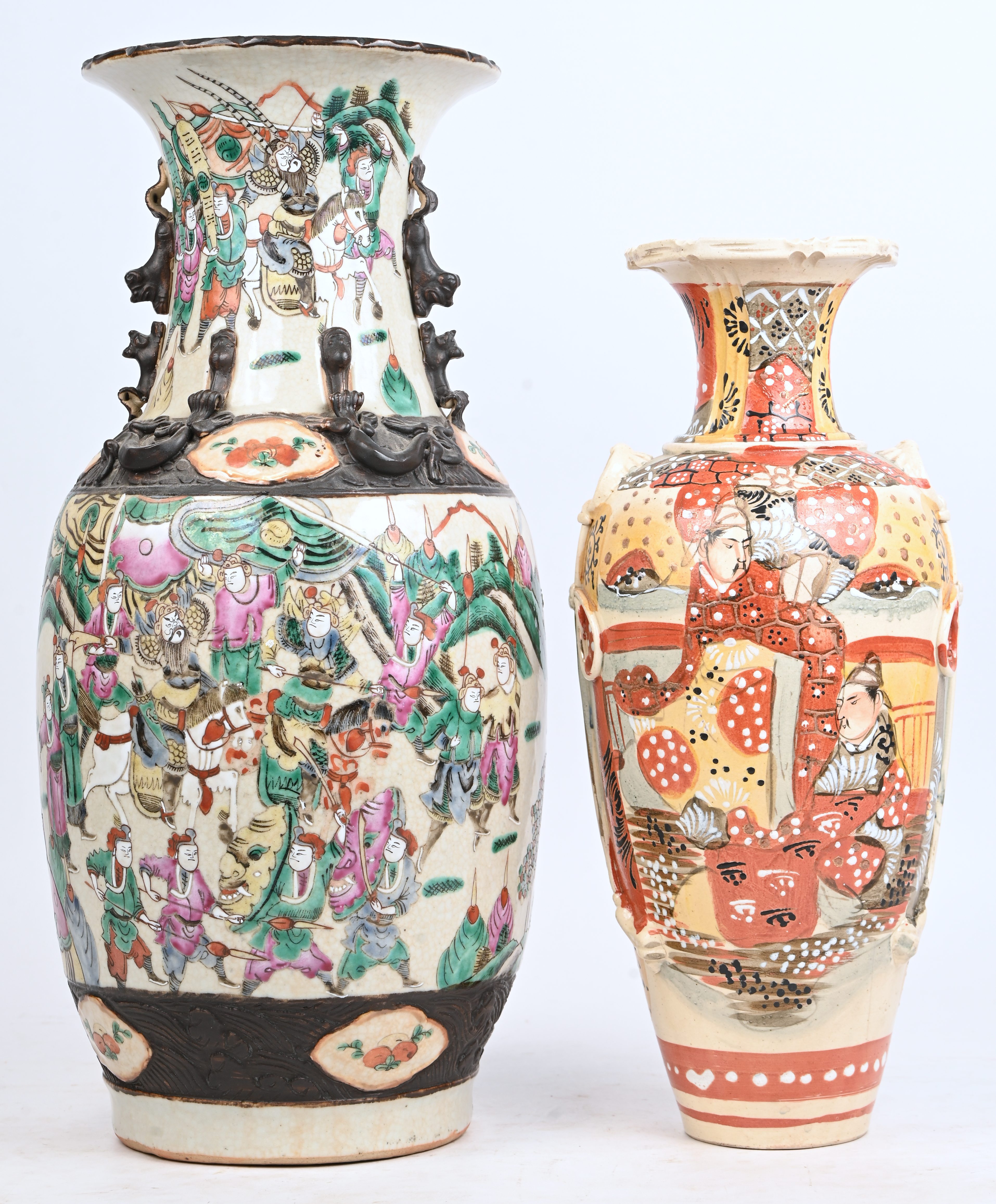 Twee vazen van meerkleurig Chinees aardewerk. Nanking en Satsuma Twee vazen van meerkleurig Chinees aardewerk. Nanking en Satsuma.