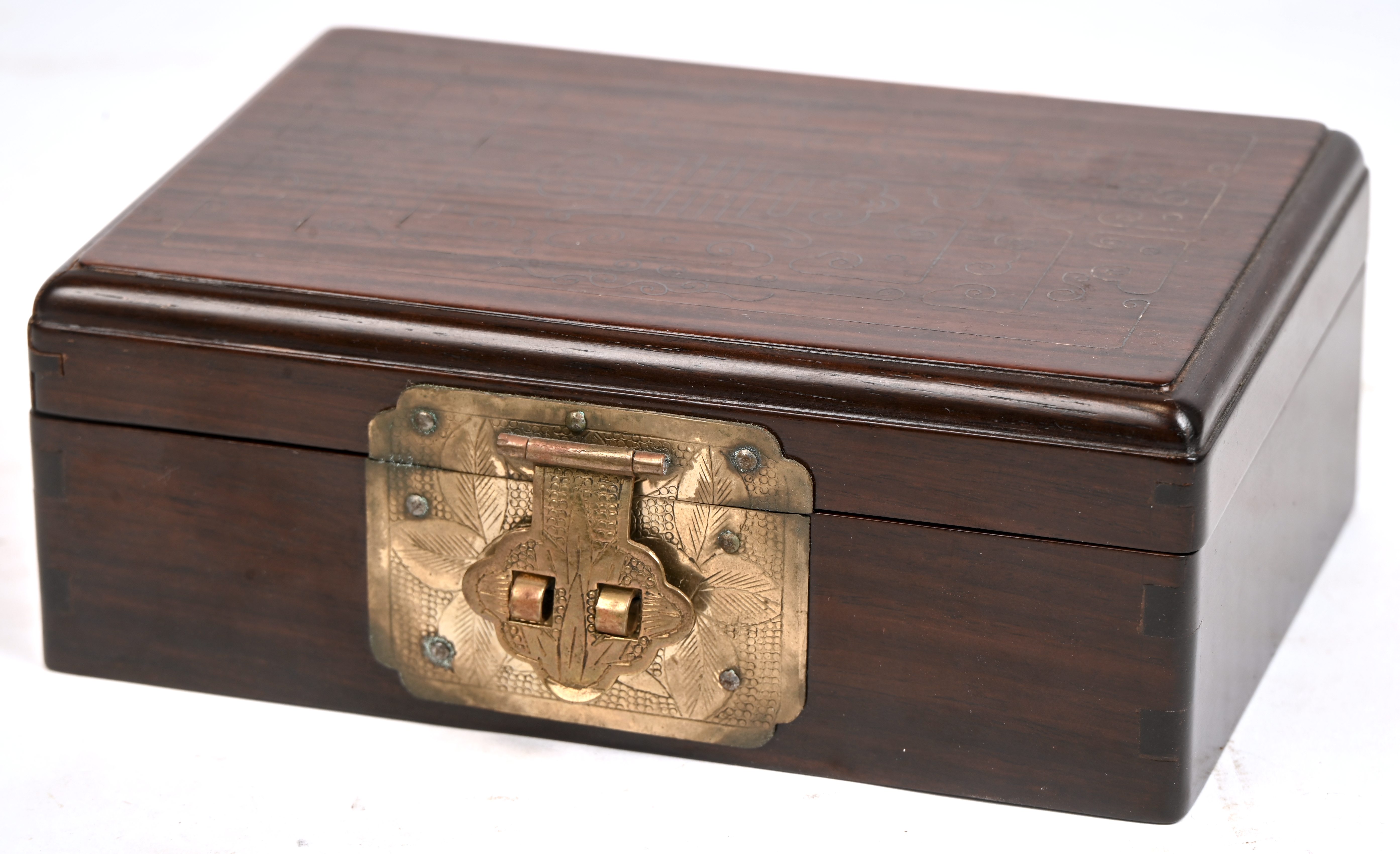 Een Japans kaartendoosje met messingen lift. En cloisonné patroon op het deksel Een Japans kaartendoosje met messingen lift. En cloisonné patroon op het deksel.