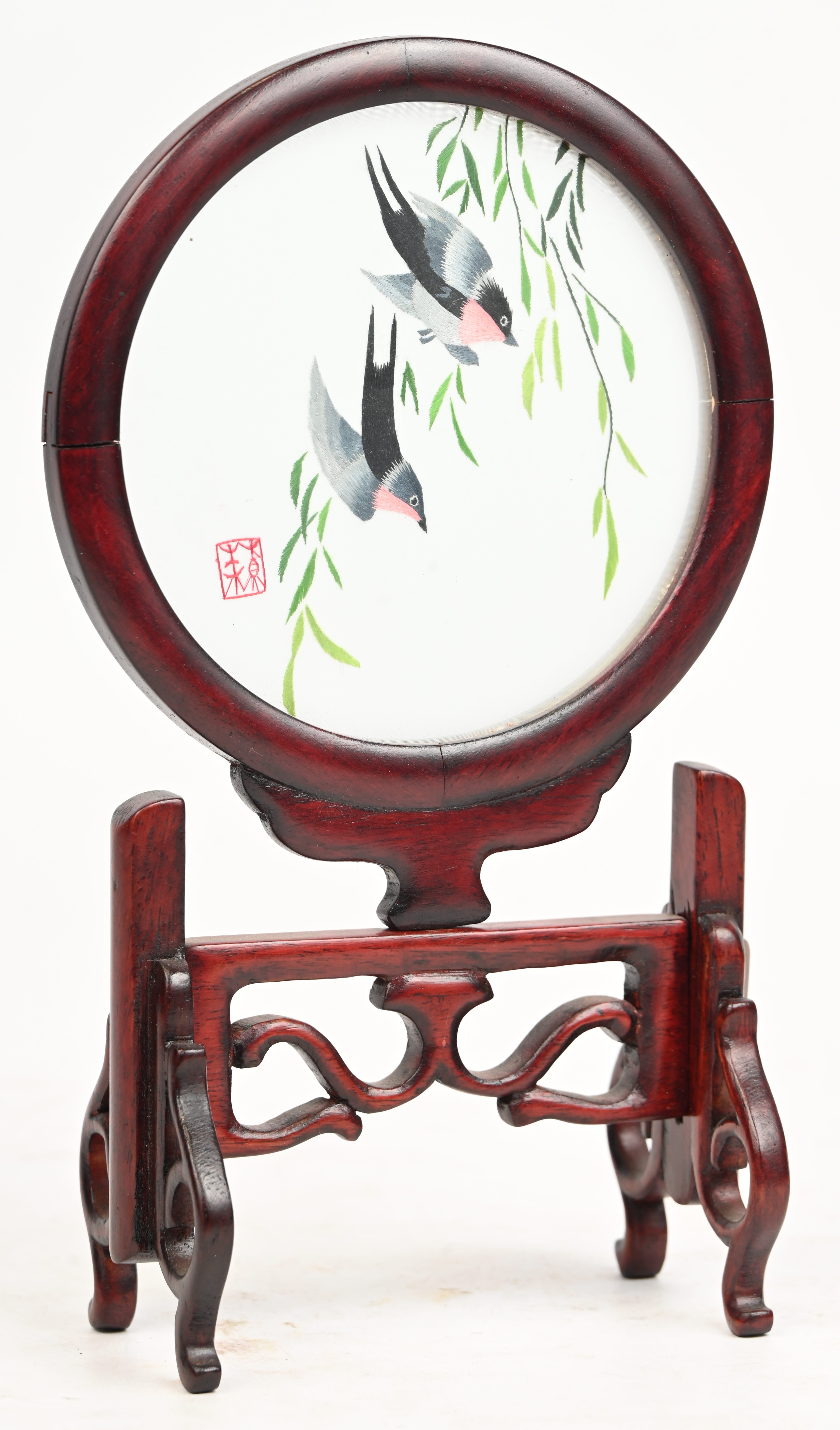 Een Chinees borduurwerkje op zijde met decor van 2 vogels. Op sokkel Een Chinees borduurwerkje op zijde met decor van 2 vogels. Op sokkel.