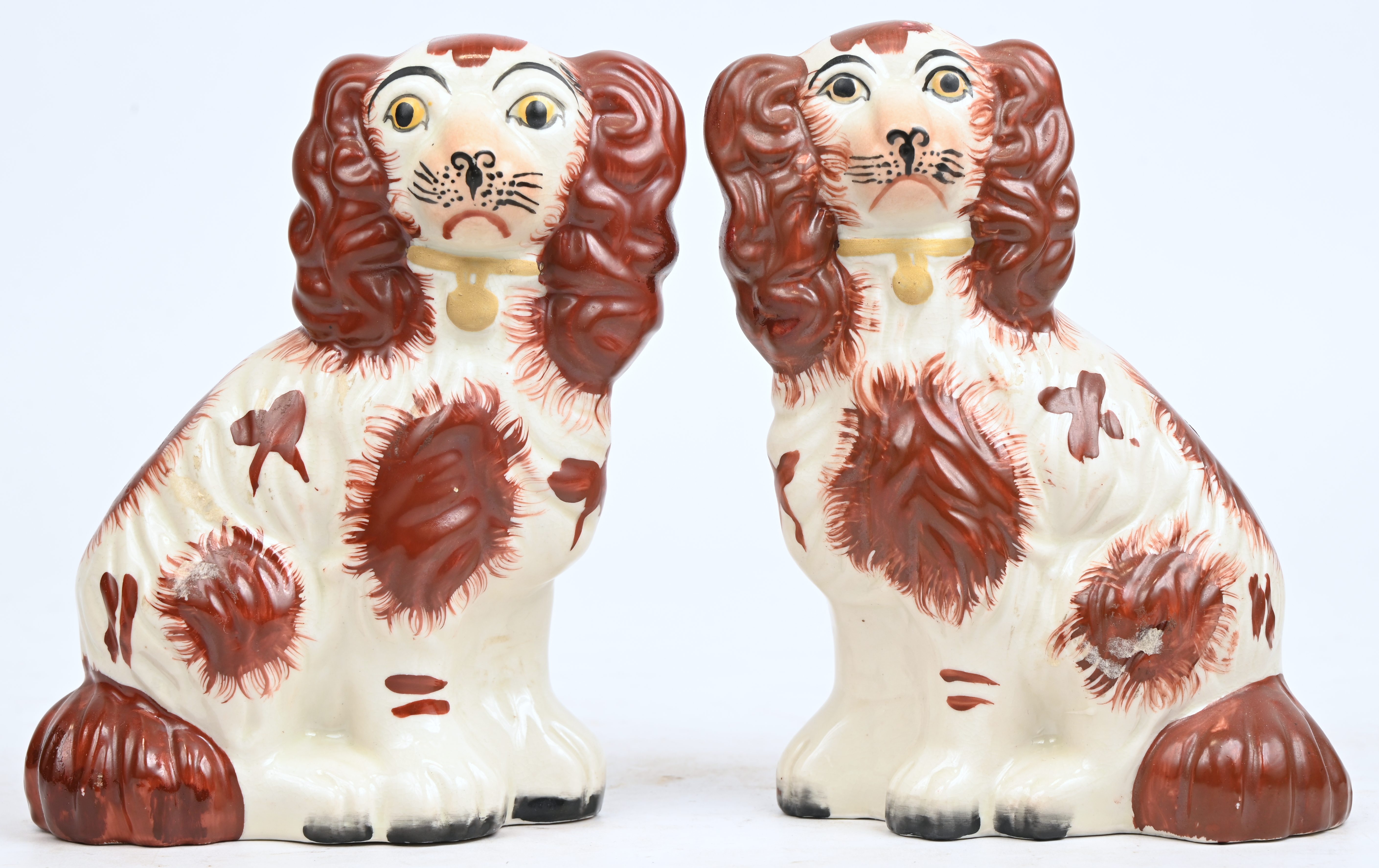 Een paar Staffordshire hondjes in traditionele uitvoering. Medio 20ste eeuw Een paar Staffordshire hondjes in traditionele uitvoering. Medio 20ste eeuw.