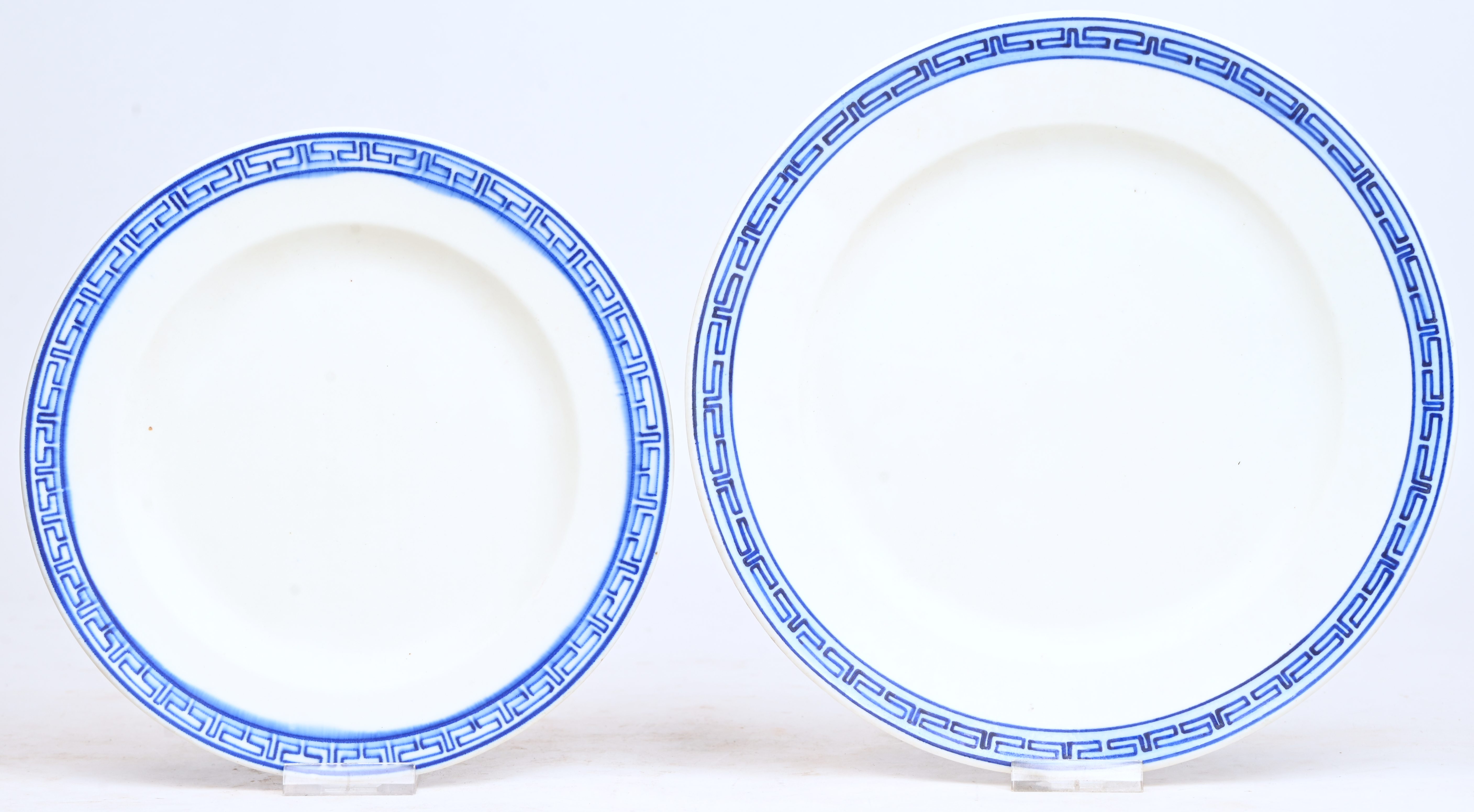 Twee borden met verschillende doormeter. Blauwe Griekse fries in T. Doornik, XIXde eeuw Twee borden met verschillende doormeter. Blauwe Griekse fries in T. Doornik, XIXde eeuw.
