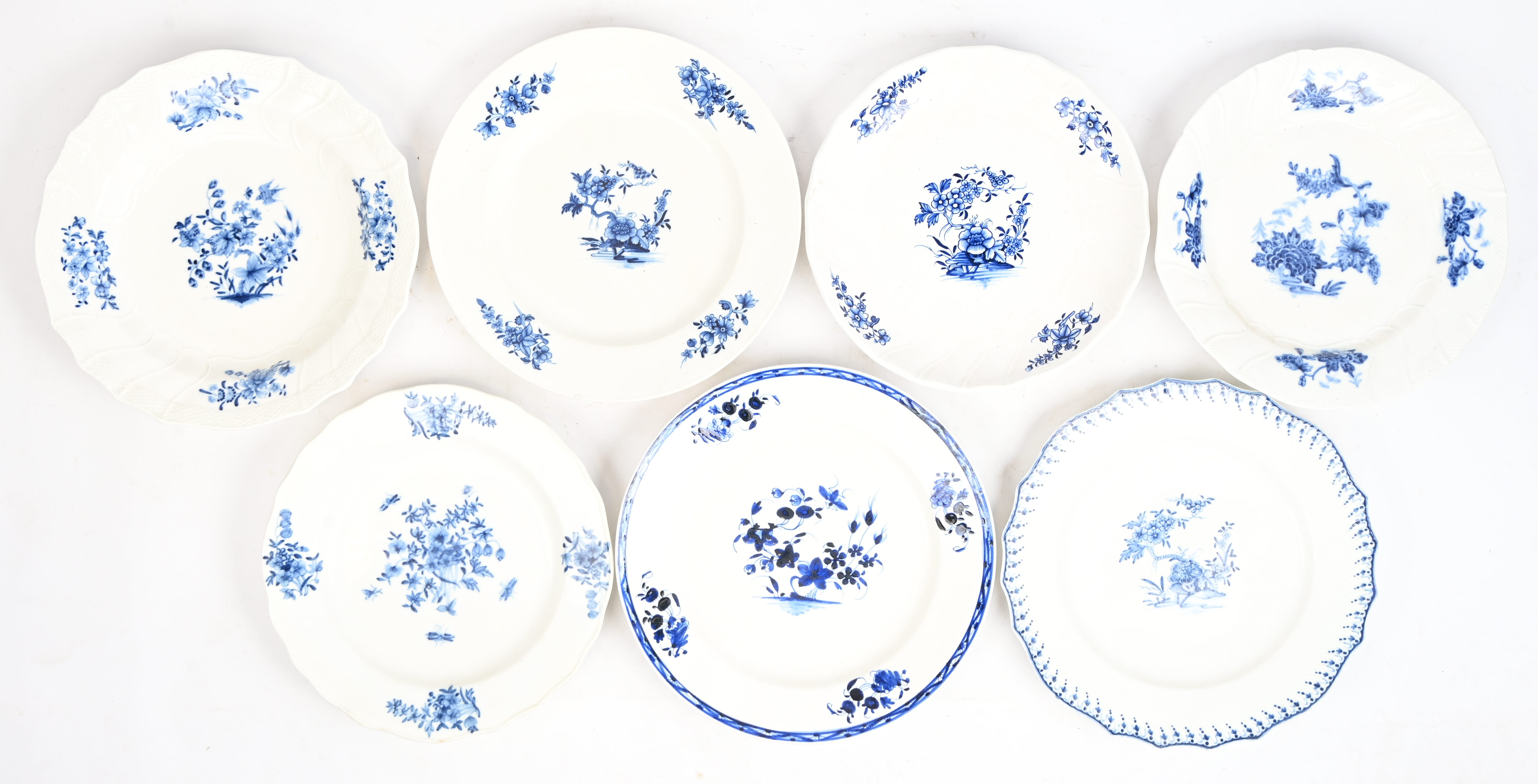 Zeven diverse borden met blauw Ronda- en A la Mouche-decor. Eén gemerkt onderaan met een B. Doornik, einde XVIIIde en XIXde eeuw Zeven diverse borden met blauw Ronda- en A la Mouche-decor. Eén gemerkt onderaan met een B. Doornik, einde XVIIIde en XIXde eeuw.