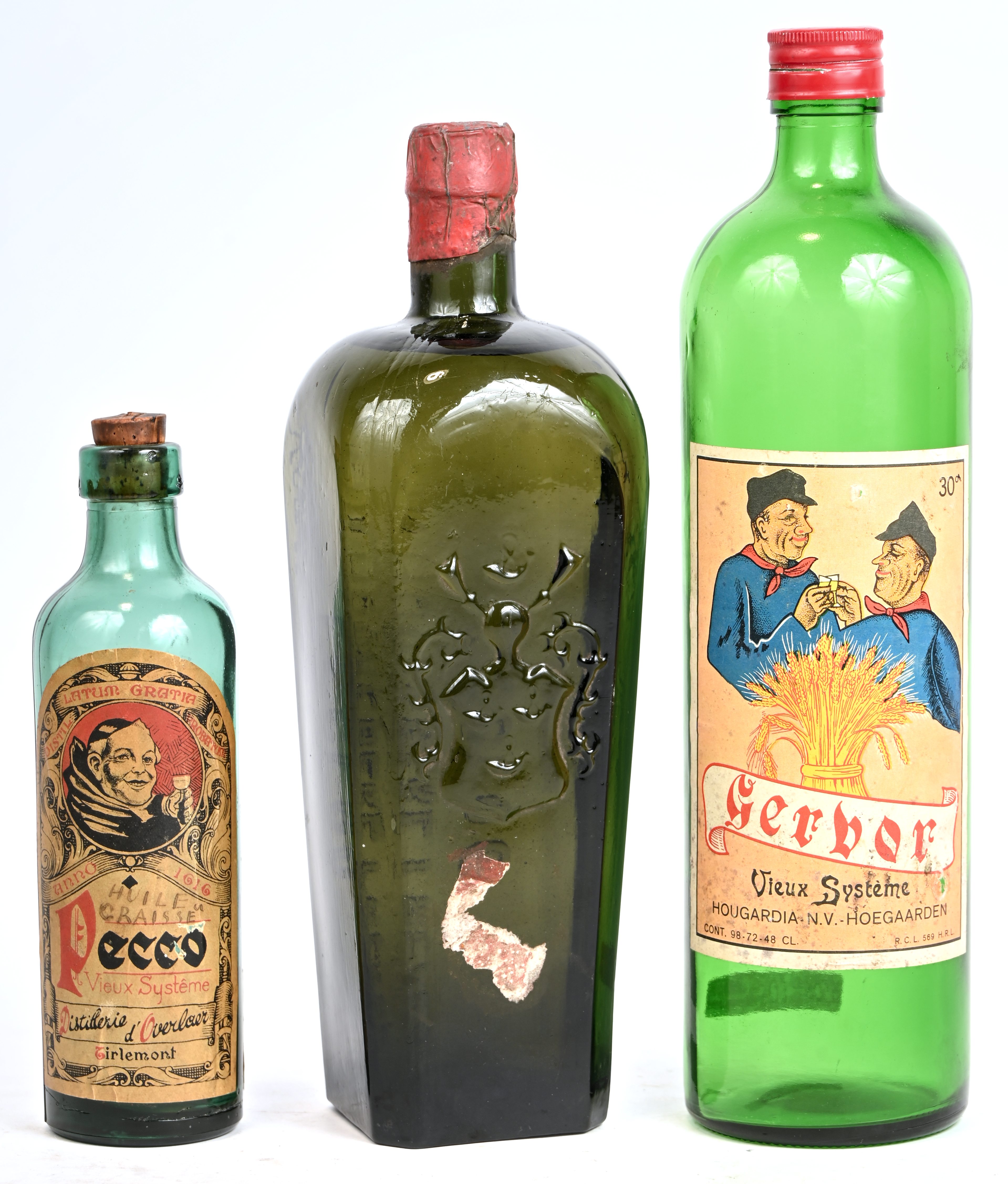 Een ongeopende fles jenever ‘Van Hoorebeke Freres, Eecloo’. Toegevoegd twee lege exemplaren ‘Gerbor’ en ‘Pecco’ Een ongeopende fles jenever ‘Van Hoorebeke Freres, Eecloo’. Toegevoegd twee lege exemplaren ‘Gerbor’ en ‘Pecco’.
