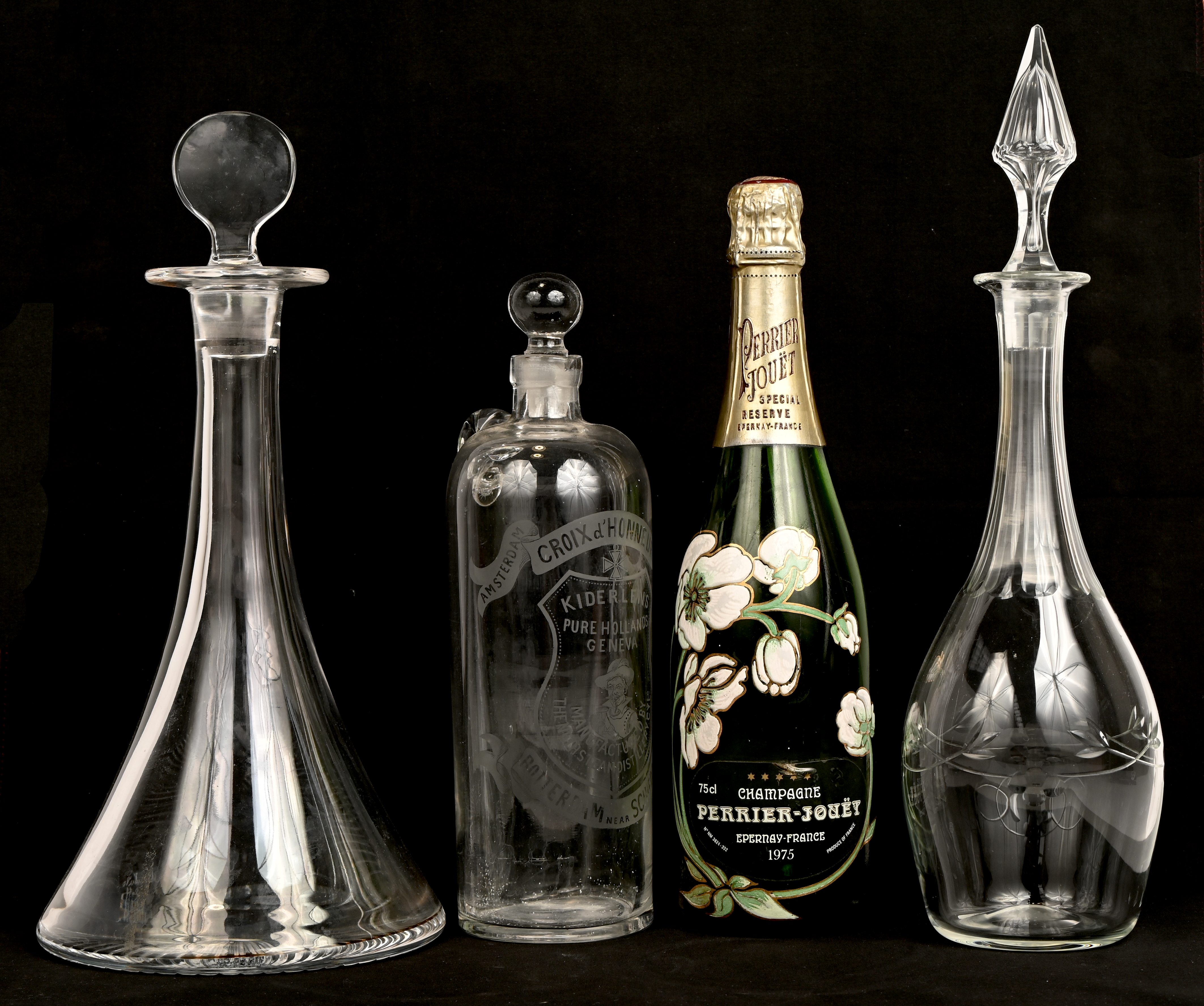 Twee karaffen, een geëtste jeneverfles en een demofles van Perrier-Jouët Twee karaffen, een geëtste jeneverfles en een demofles van Perrier-Jouët.