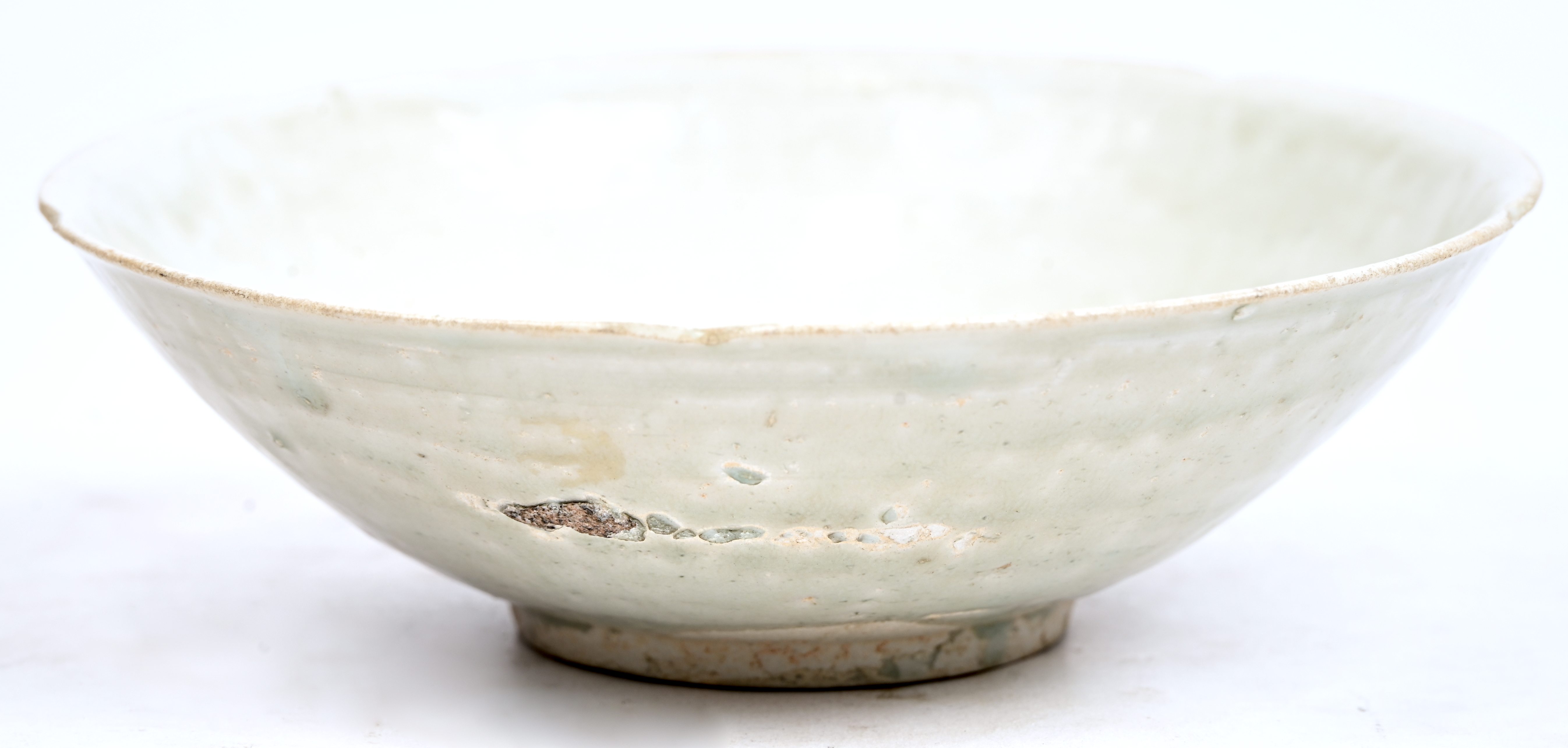 Een schaaltje van celadon kleurig aardewerk, met bakfout. Niet gemerkt Een schaaltje van celadon kleurig aardewerk, met bakfout. Niet gemerkt.