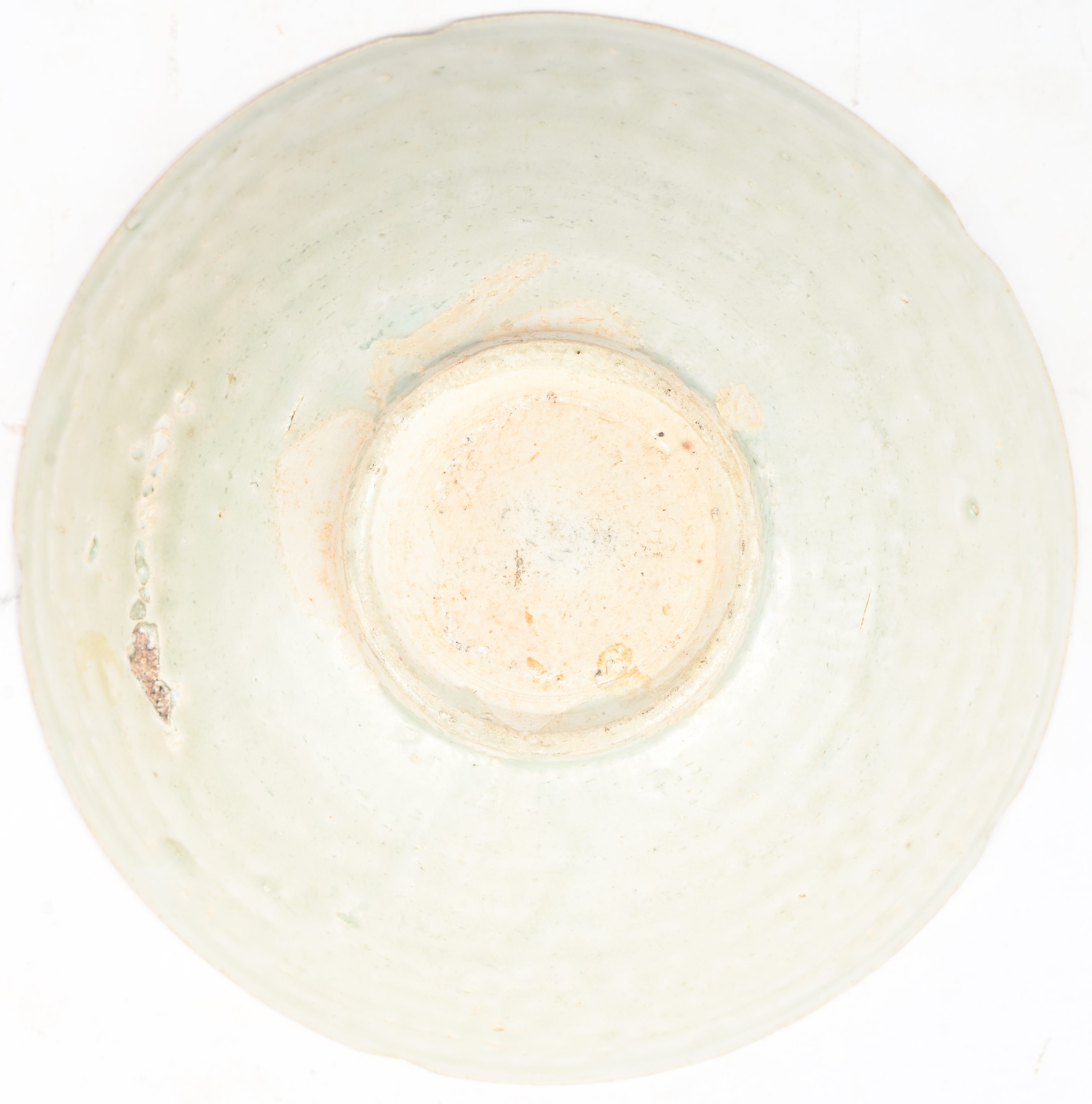 Een schaaltje van celadon kleurig aardewerk, met bakfout. Niet gemerkt Een schaaltje van celadon kleurig aardewerk, met bakfout. Niet gemerkt.