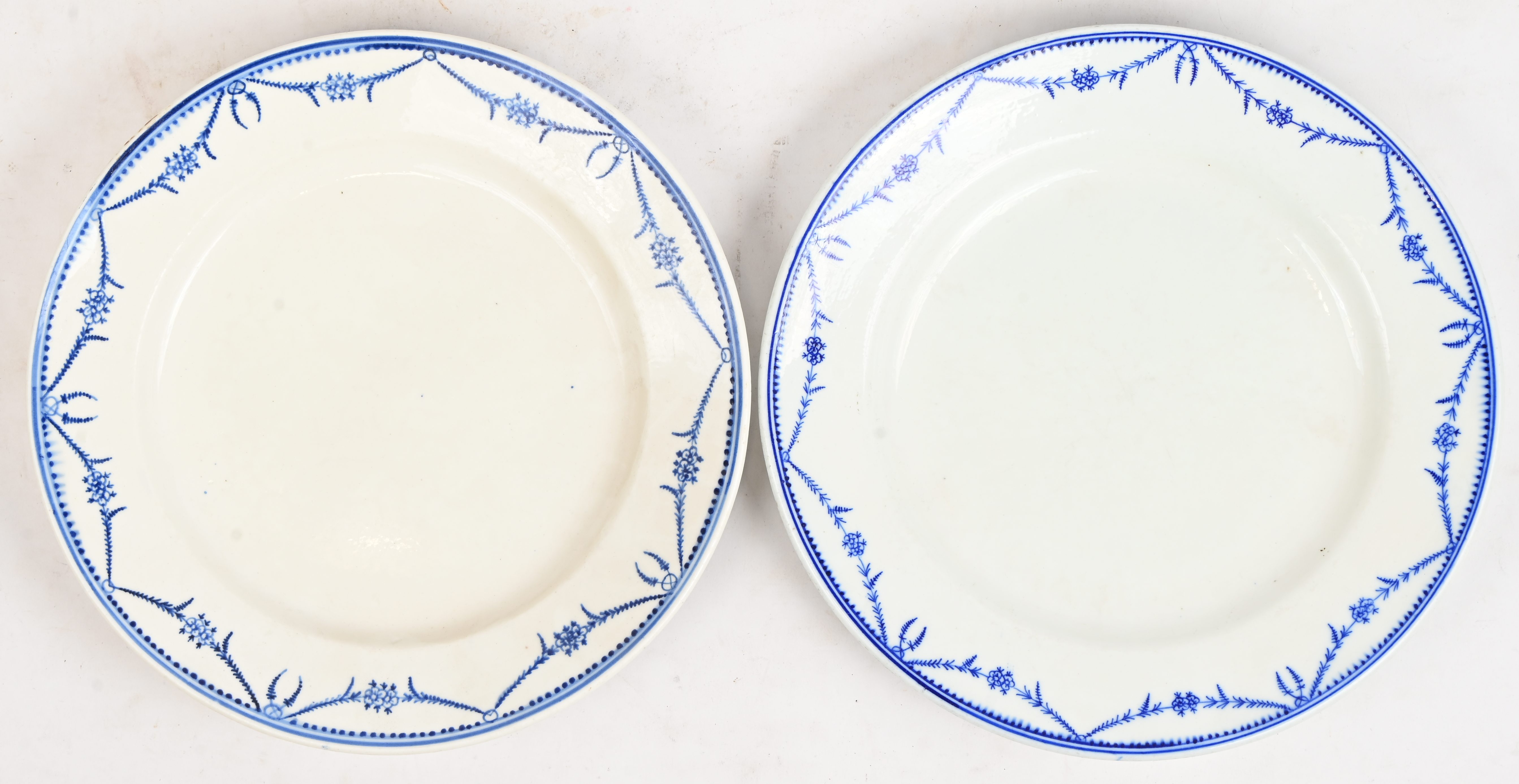 Een paar borden met een blauwe “guirlande fleurie”. Doornik omstreeks 1800 Een paar borden met een blauwe “guirlande fleurie”. Doornik omstreeks 1800.