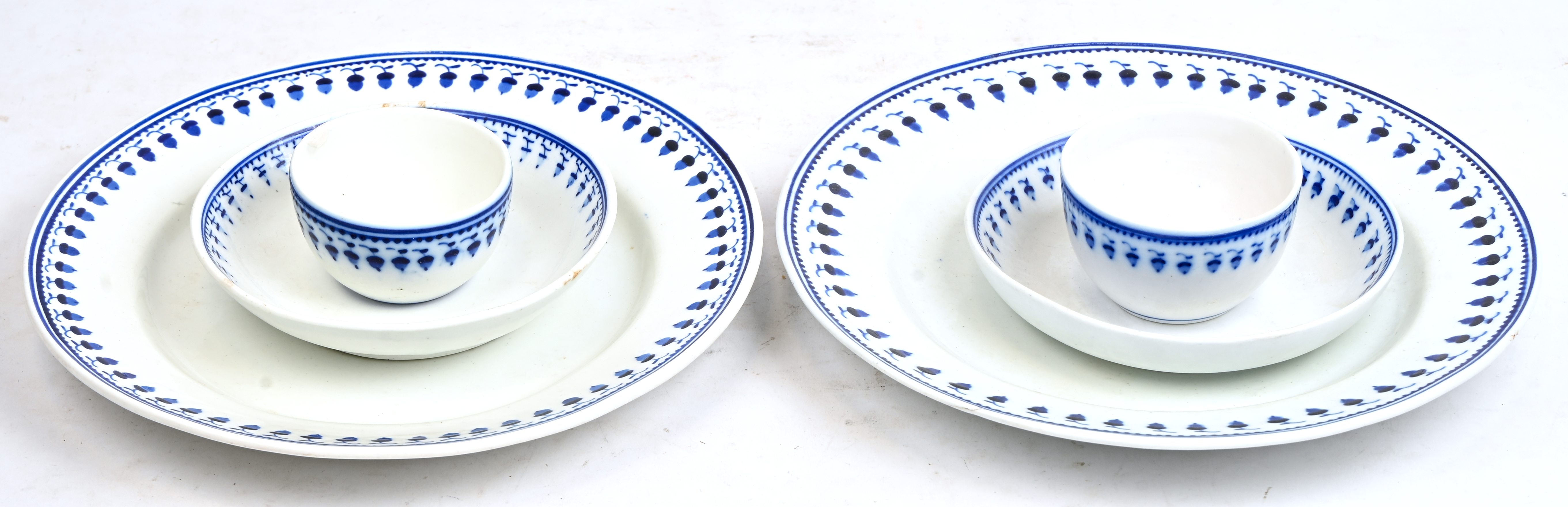 Twee borden, twee pochons en twee schoteltjes met een blauw decor “aux glands”. Doornik, XIXde eeuw Twee borden, twee pochons en twee schoteltjes met een blauw decor “aux glands”. Doornik, XIXde eeuw.
