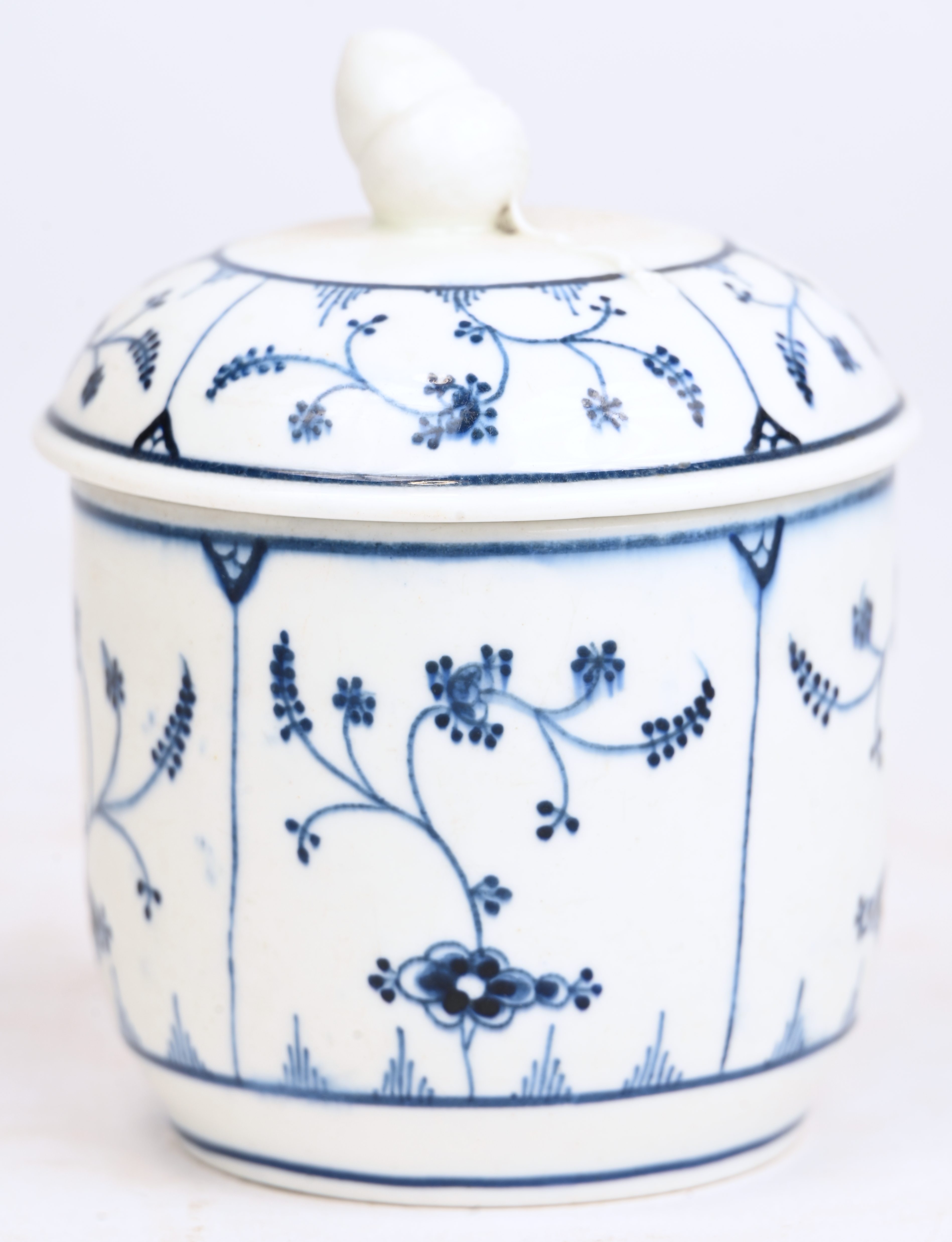 Roompotje van zachte pasta met een blauw “immortelle de Saxe”-decor. Dekselknop in de vorm van een eikel. Doornik, XIXde eeuw Roompotje van zachte pasta met een blauw “immortelle de Saxe”-decor. Dekselknop in de vorm van een eikel. Doornik, XIXde eeuw.