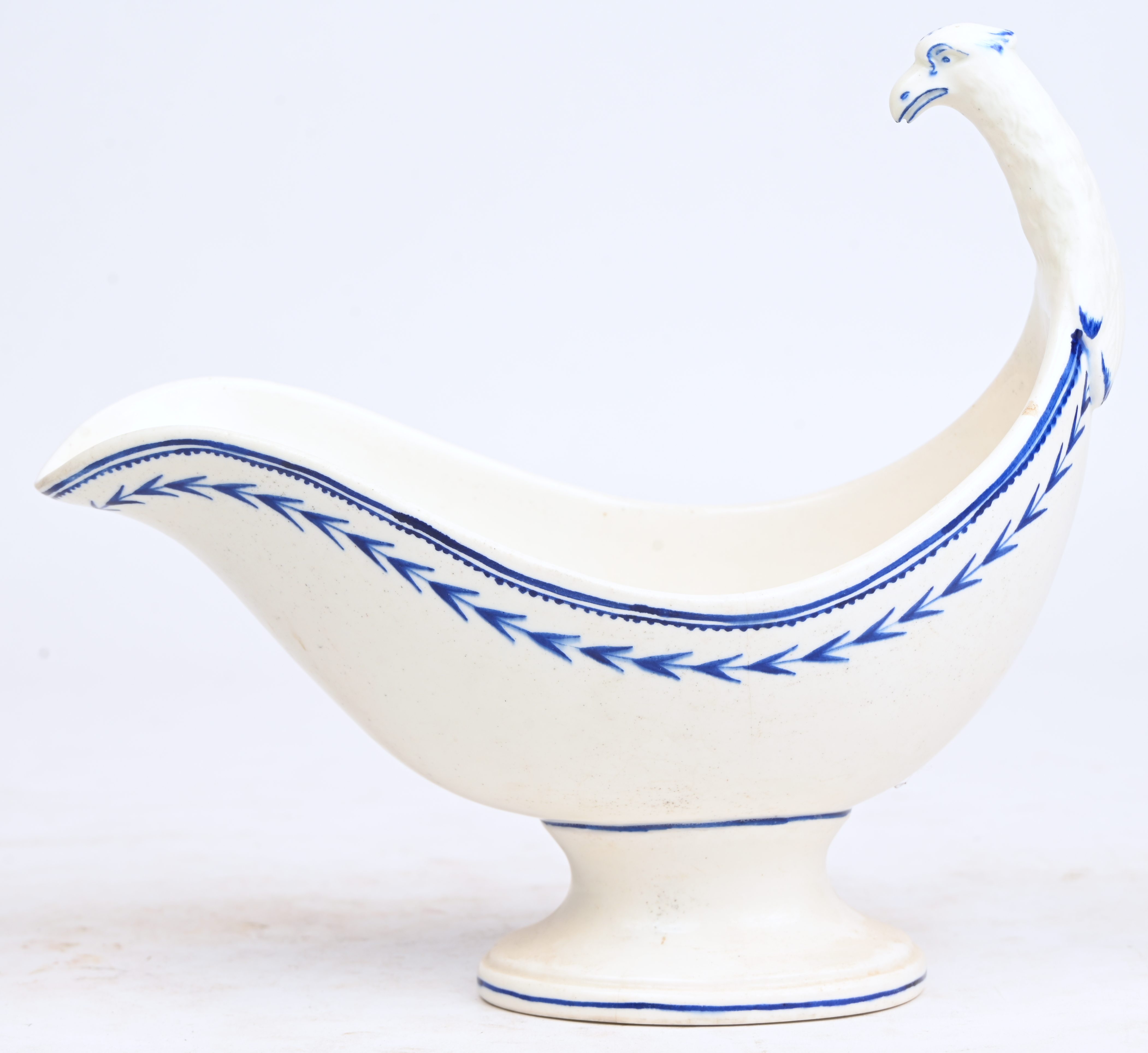Sauskom op ovale voet. Greep in de vorm van een arend. Blauw decor “à l’épi”. Doornik, tijdperk Empire Sauskom op ovale voet. Greep in de vorm van een arend. Blauw decor “à l’épi”. Doornik, tijdperk Empire.