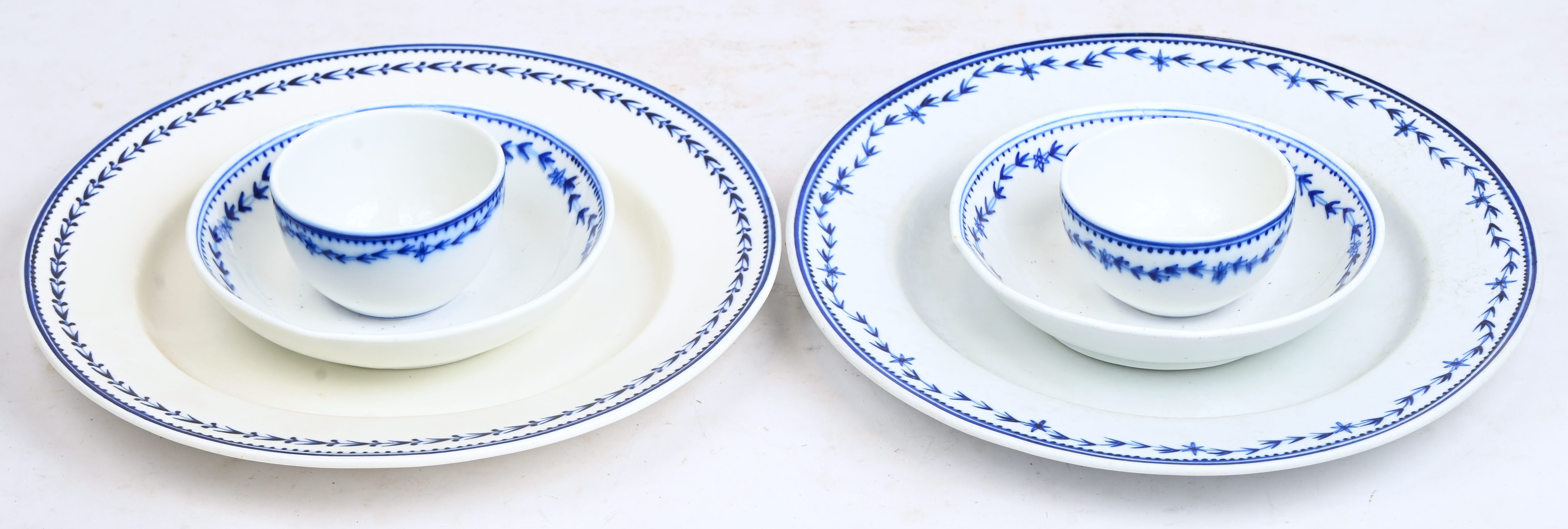 Twee borden, twee pochons en schoteltjes. Blauw decor “au laurier fleuri”. Doornik, XIXde eeuw Twee borden, twee pochons en schoteltjes. Blauw decor “au laurier fleuri”. Doornik, XIXde eeuw.
