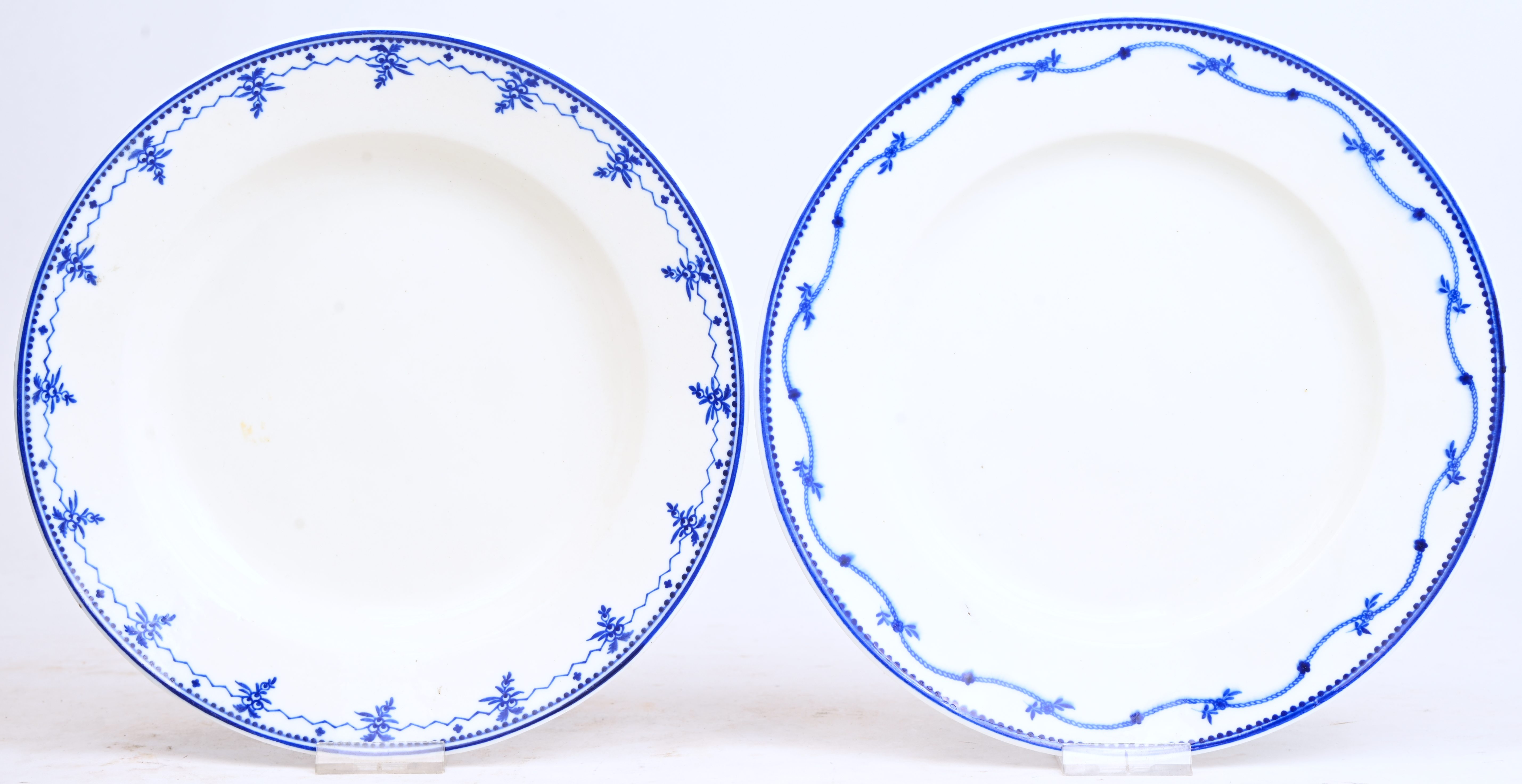 Twee borden van zachte pasta versierd met een guirlande, de ene een “cordonnet fleuri”, gemerkt CC, de andere met een gegolfde lijn met rechte viooltjes, gemerkt EE. Doornik, begin XIXde eeuw Twee borden van zachte pasta versierd met een guirlande, de ene een “cordonnet fleuri”, gemerkt CC, de andere met een gegolfde lijn met rechte viooltjes, gemerkt EE. Doornik, begin XIXde eeuw.