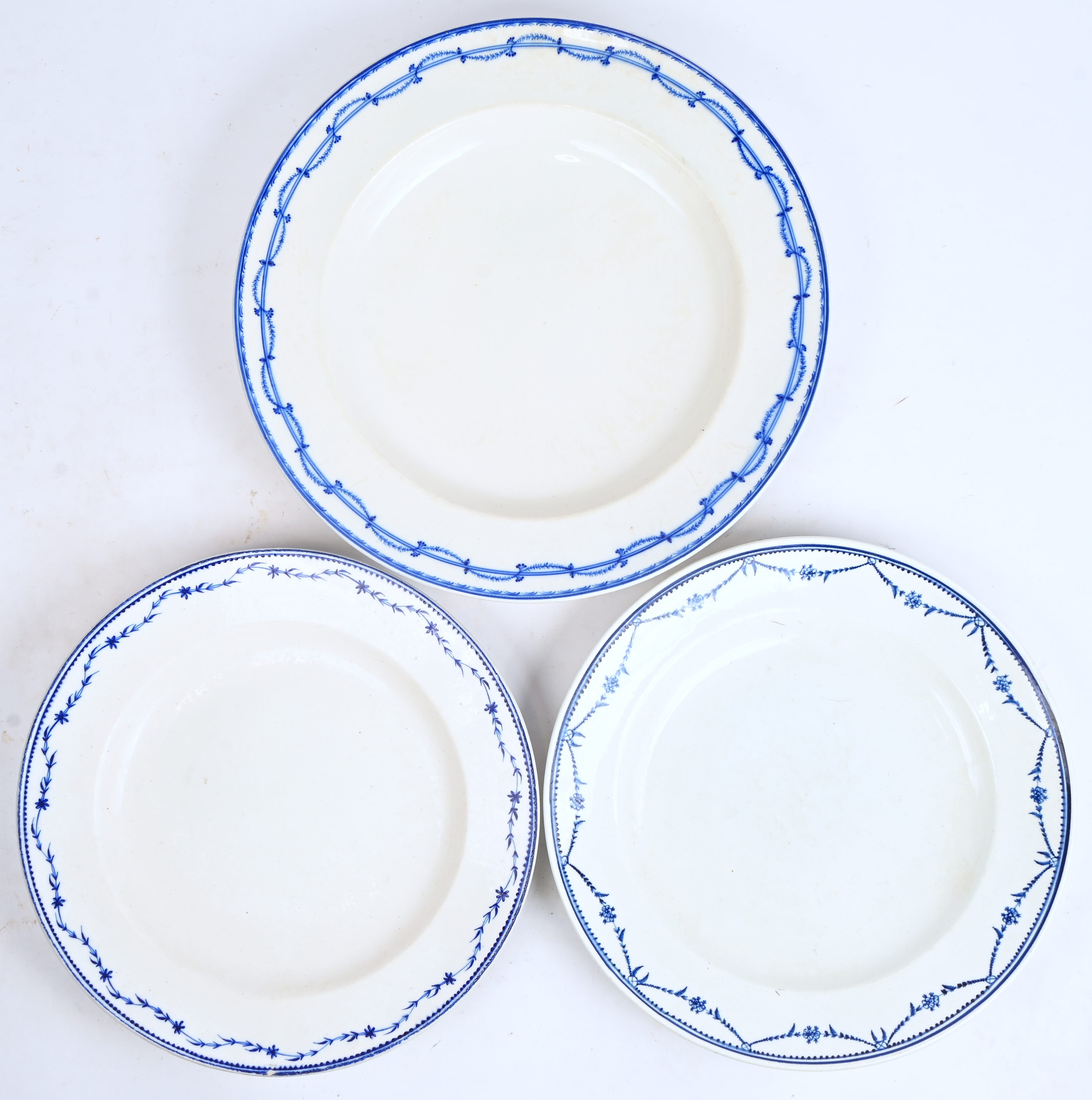 Drie grote schotels van zachte pasta. Blauwe decars “au laurier fleuri” (met randschilfer, “au guirlande Louis XVI” en “à la chenille”. Telkens met een “dents de loup”-rand Drie grote schotels van zachte pasta. Blauwe decars “au laurier fleuri” (met randschilfer, “au guirlande Louis XVI” en “à la chenille”. Telkens met een “dents de loup”-rand.