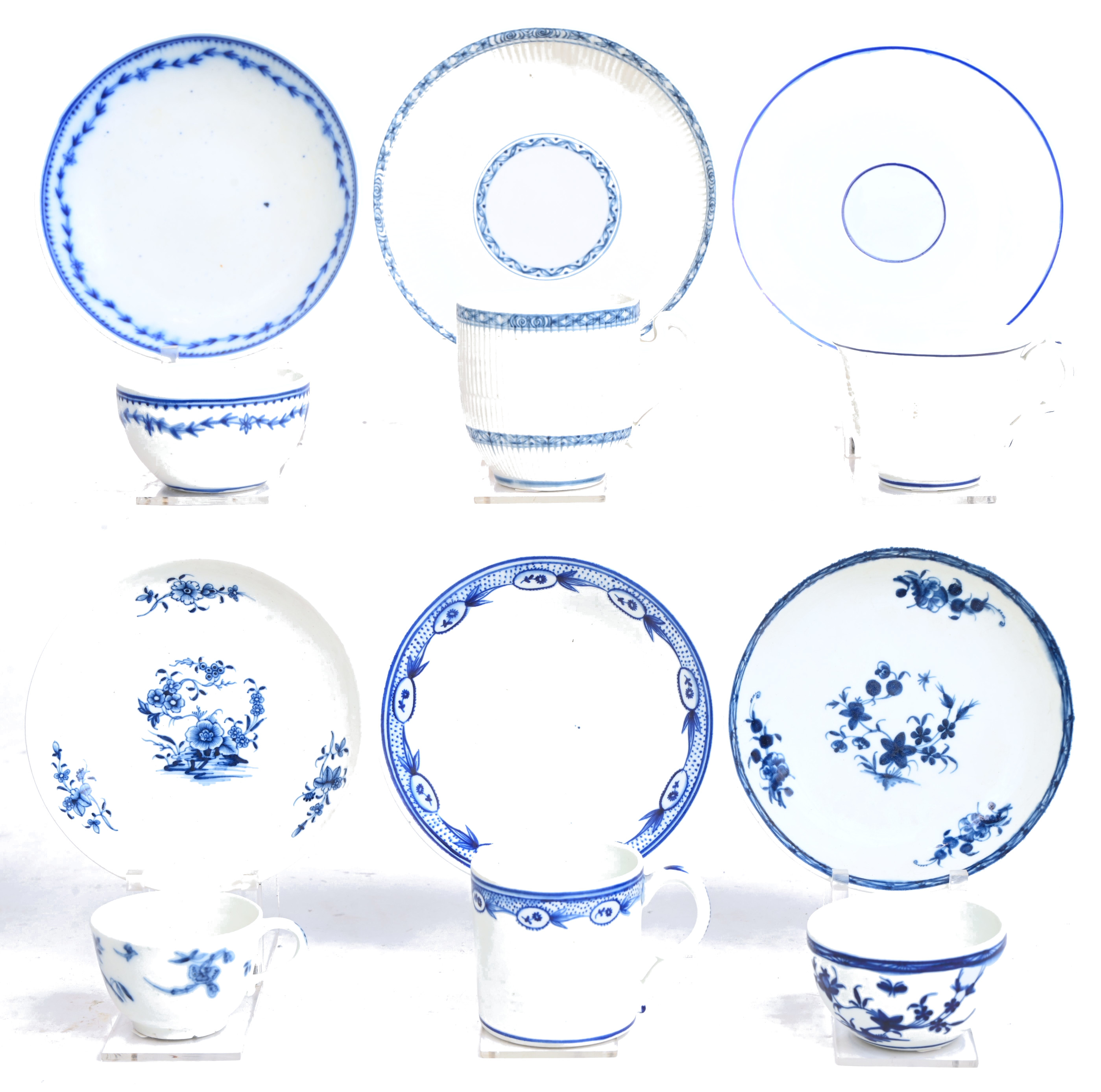 Zes pochons en kopjes met oor met hun schoteltjes. Diverse vormen en blauwe decors. Doornik, XIXde eeuw. Eén stel met speciale randversiering en “1000 ribben”, onderaan gemerkt met de zwaarden en kruisjes, kleine schilfer aan de rand, mogelijk nog XVIIIde eeuw Zes pochons en kopjes met oor met hun schoteltjes. Diverse vormen en blauwe decors. Doornik, XIXde eeuw. Eén stel met speciale randversiering en “1000 ribben”, onderaan gemerkt met de zwaarden en kruisjes, kleine schilfer aan de rand, mogelijk nog XVIIIde eeuw.