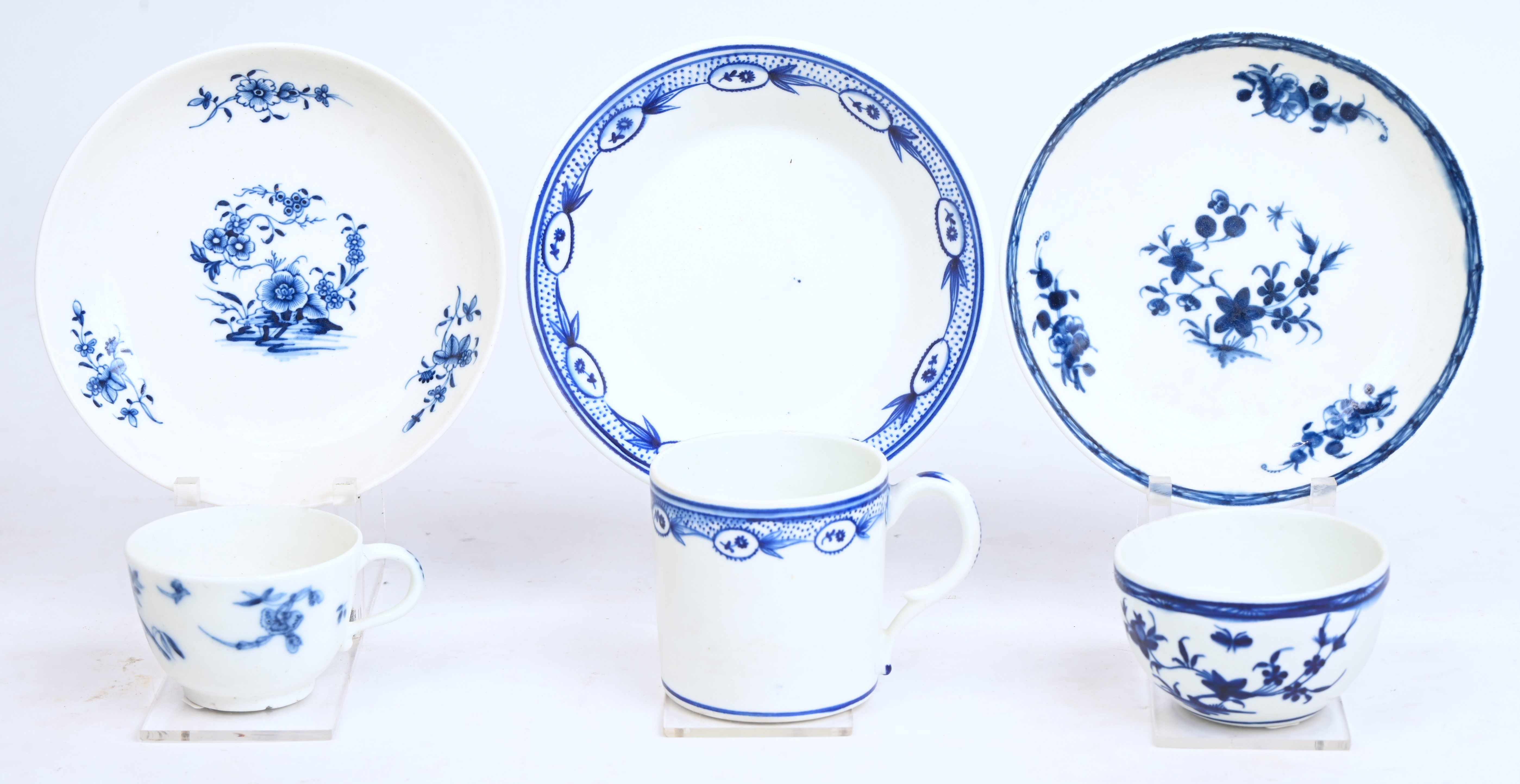 Zes pochons en kopjes met oor met hun schoteltjes. Diverse vormen en blauwe decors. Doornik, XIXde eeuw. Eén stel met speciale randversiering en “1000 ribben”, onderaan gemerkt met de zwaarden en kruisjes, kleine schilfer aan de rand, mogelijk nog XVIIIde eeuw Zes pochons en kopjes met oor met hun schoteltjes. Diverse vormen en blauwe decors. Doornik, XIXde eeuw. Eén stel met speciale randversiering en “1000 ribben”, onderaan gemerkt met de zwaarden en kruisjes, kleine schilfer aan de rand, mogelijk nog XVIIIde eeuw.