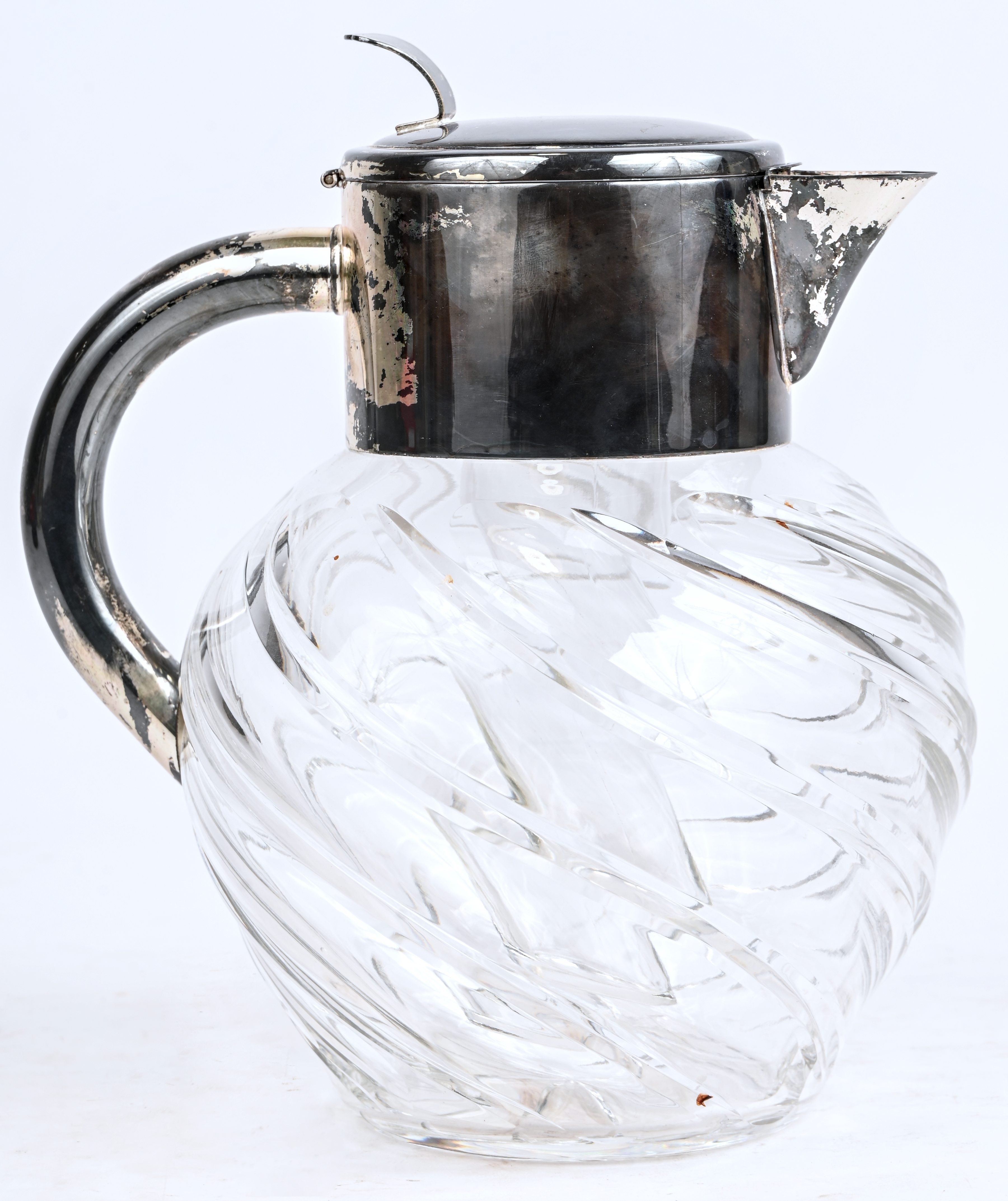 Een zware karaf met ijshouder van glas, deksel en handvat van verzilverd metaal Een zware karaf met ijshouder van glas, deksel en handvat van verzilverd metaal.