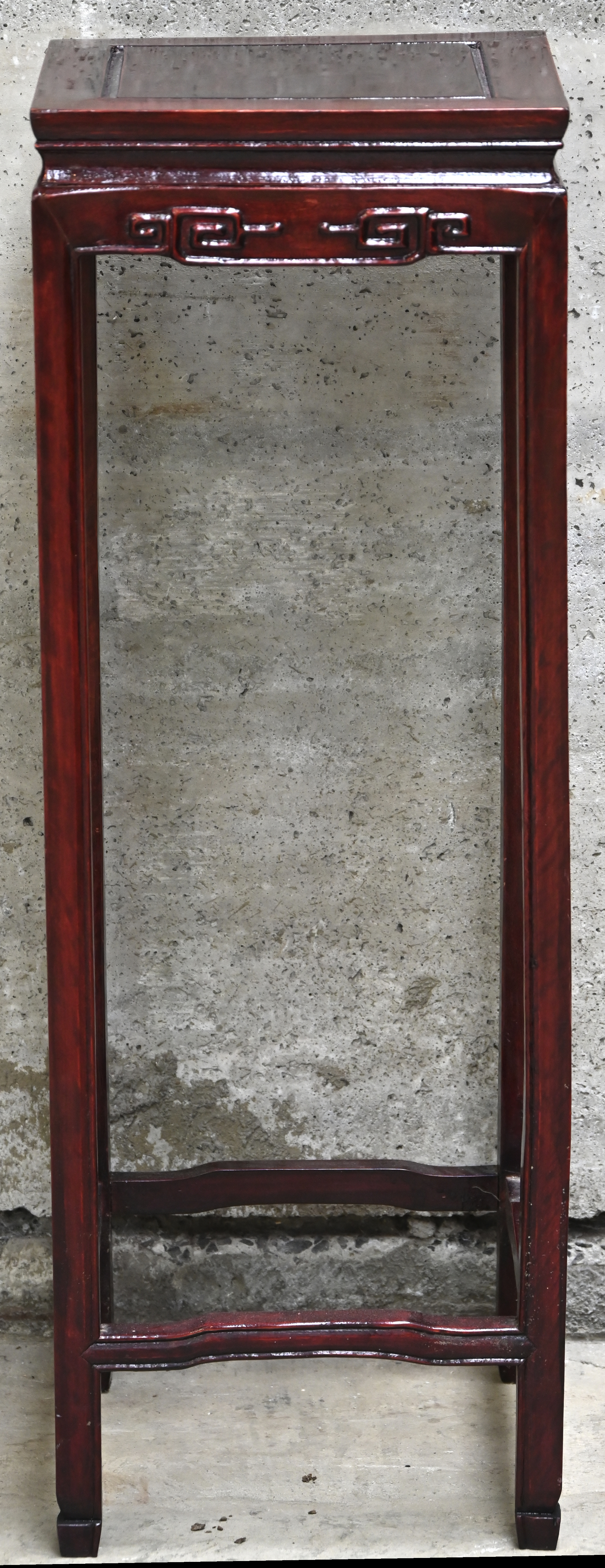 Een massief houten piëdestal met Chinese vormgeving Een massief houten piëdestal met Chinese vormgeving.