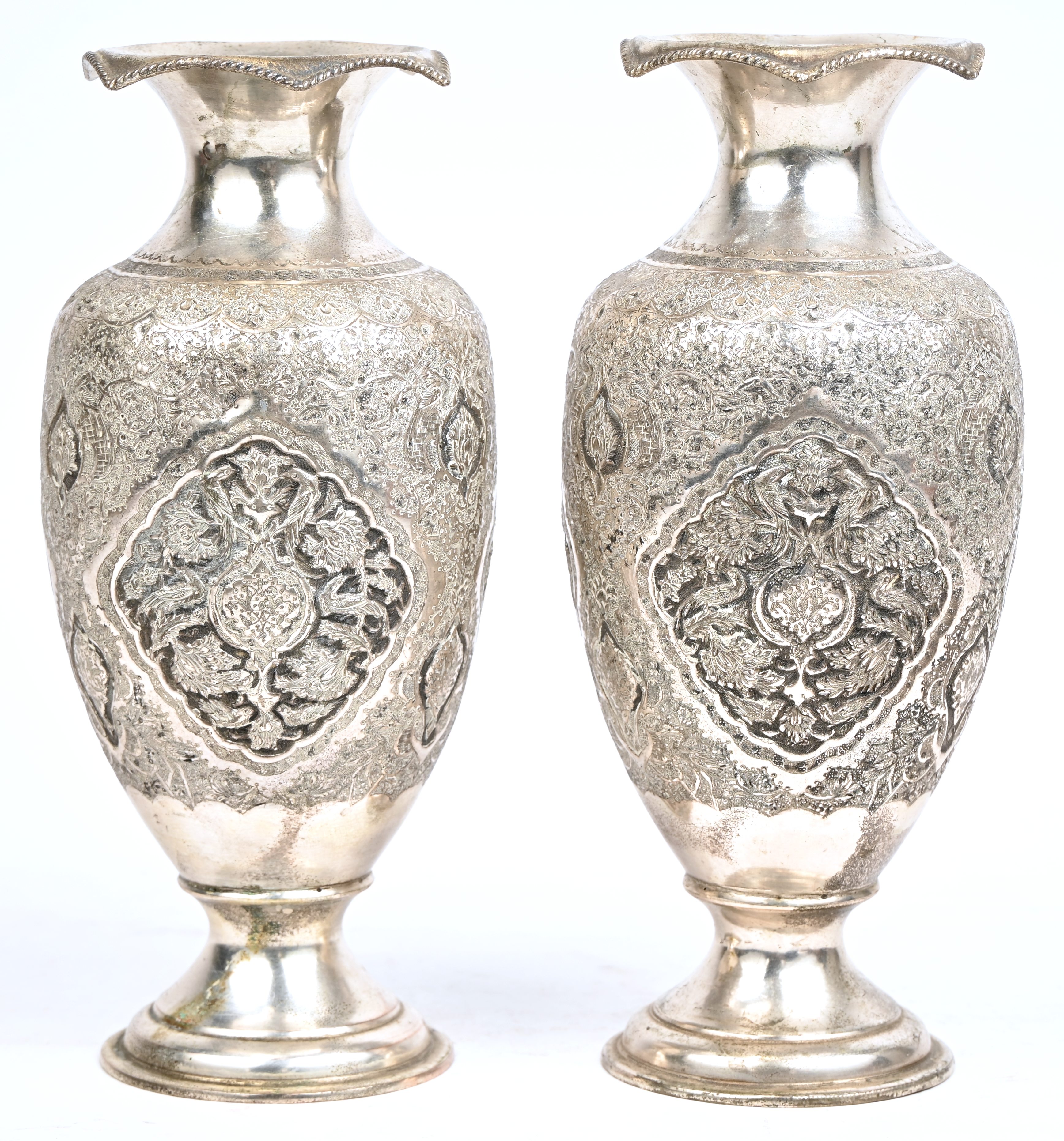Een set Perzische verzilverd metalen vazen met gedreven decor Een set Perzische verzilverd metalen vazen met gedreven decor.