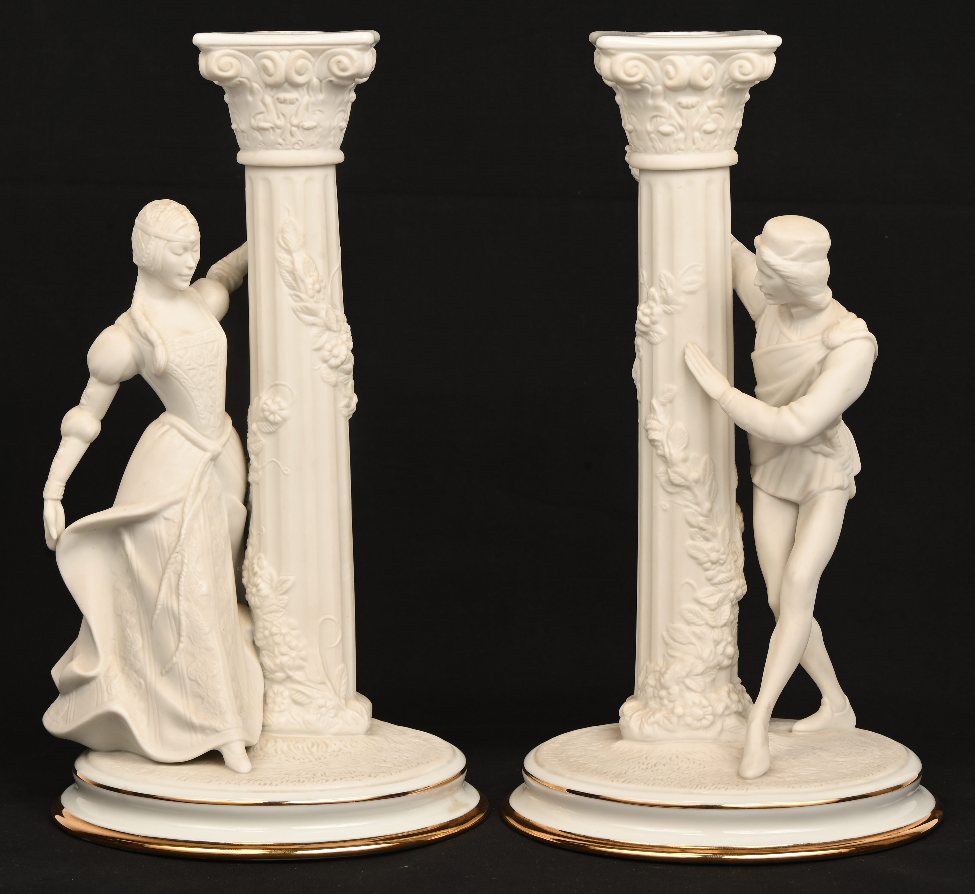 “The Romeo and Juliet candlesticks”, een set van 2 biscuit kandelaars gemerkt Franklin Mint “The Romeo and Juliet candlesticks”, een set van 2 biscuit kandelaars gemerkt Franklin Mint.