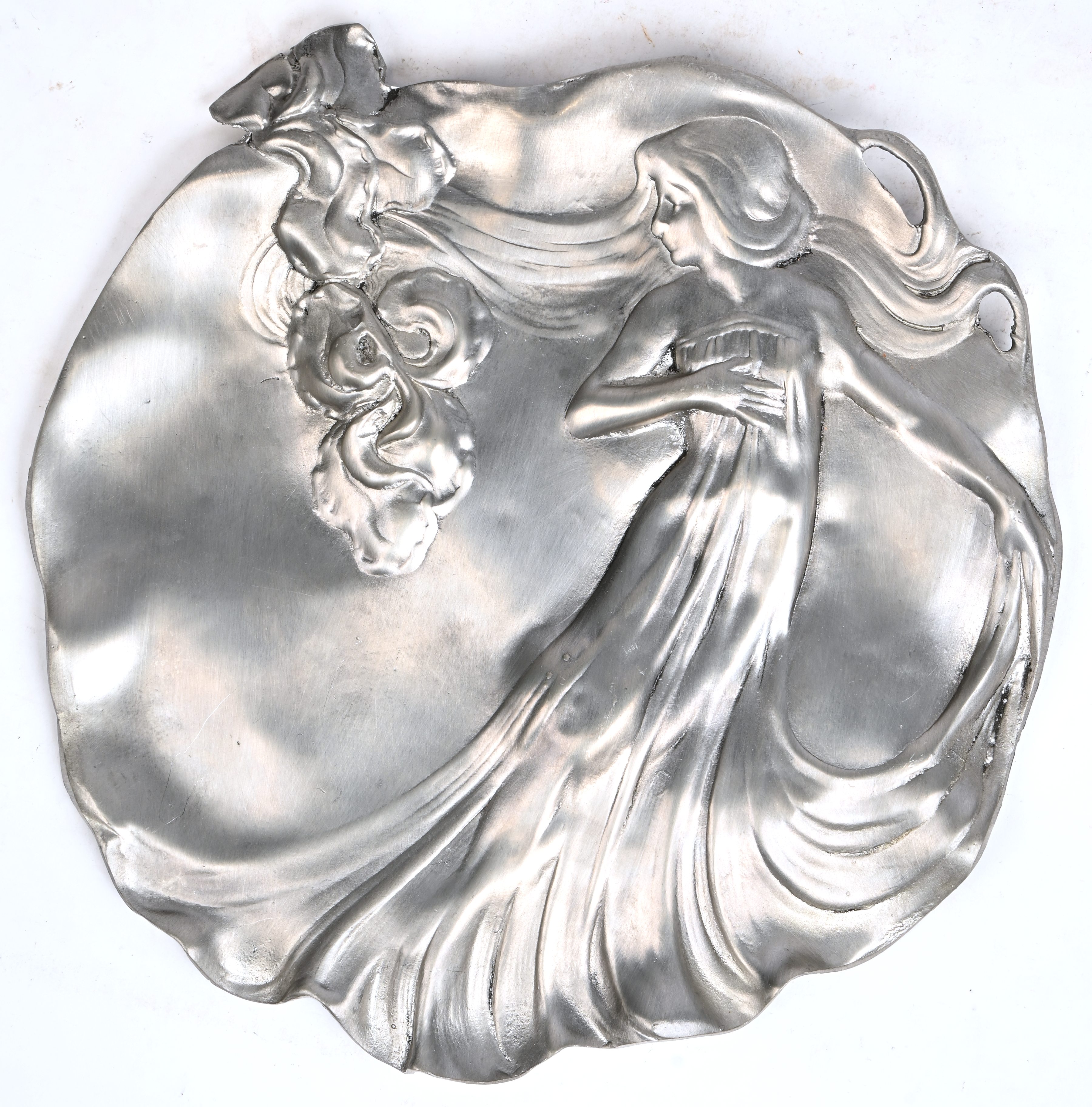 Een tinnen sierbord in art nouveau stijl. 1 kg Een tinnen sierbord in art nouveau stijl. 1 kg.