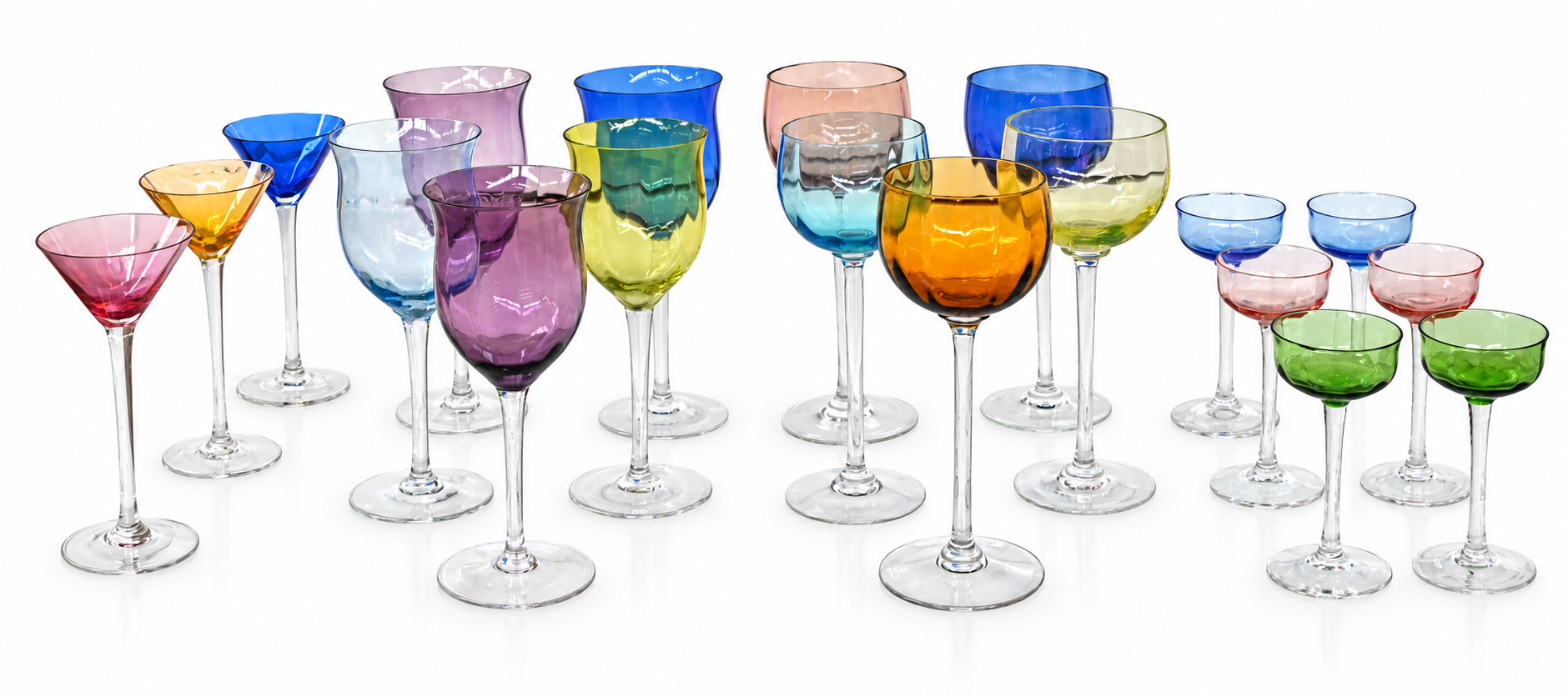 Een lot van 19 vintage gekleurde glazen, 4 verschillende modellen Een lot van 19 vintage gekleurde glazen, 4 verschillende modellen.