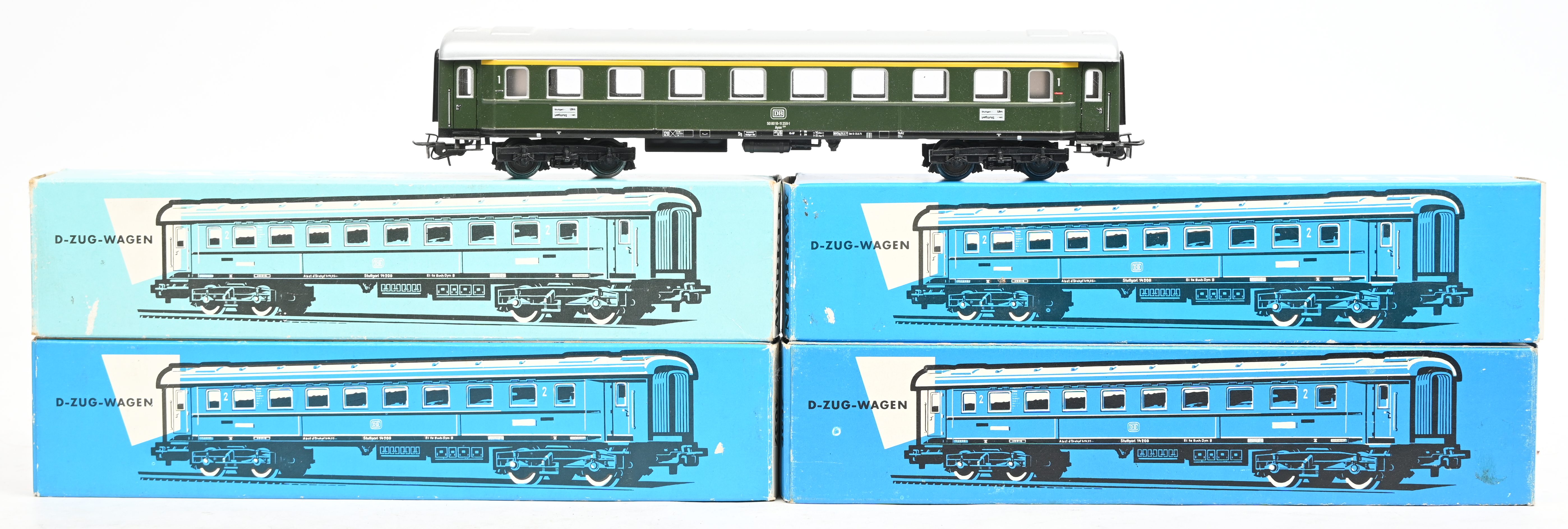 Märklin 4037, vijf personenwagons waarvan 4 met originele verpakking, 1 stuk 1ste klas. Spoor HO Märklin 4037, vijf personenwagons waarvan 4 met originele verpakking, 1 stuk 1ste klas. Spoor HO.