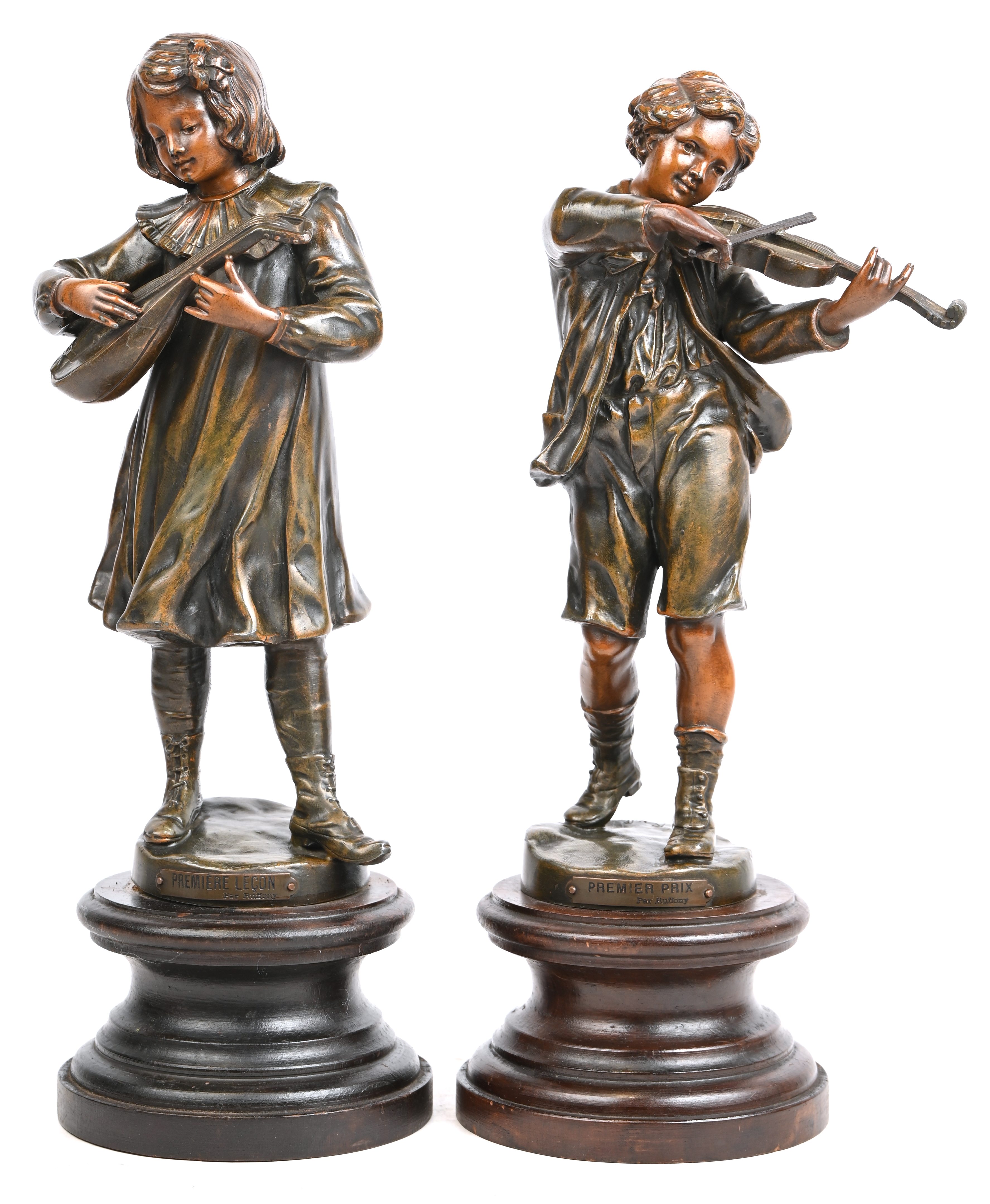 “Musicerende kinderen”, een set van 2 zamakken beeldjes op houten sokkel “Musicerende kinderen”, een set van 2 zamakken beeldjes op houten sokkel.