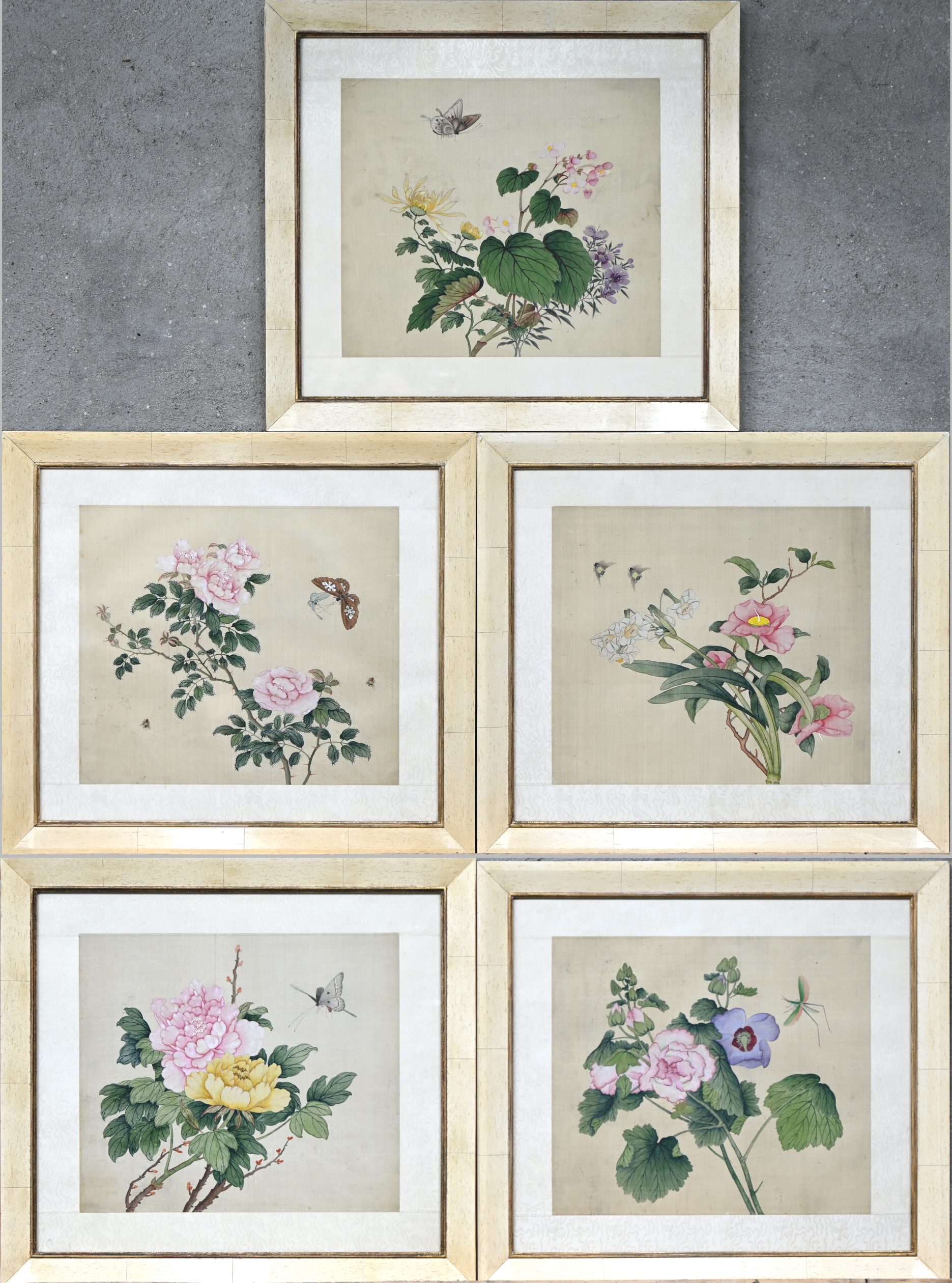 “Bloemen en insecten”, een lot van 5 Japanse schilderijen op zijde “Bloemen en insecten”, een lot van 5 Japanse schilderijen op zijde.